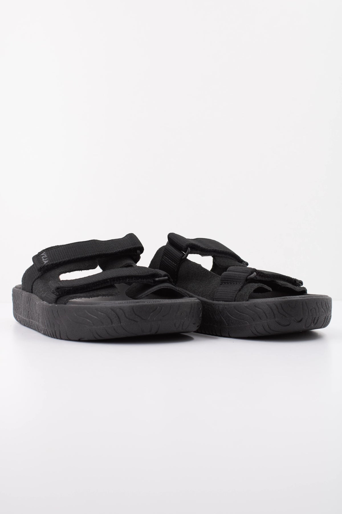 VEJA SANDALIA ARPOADOR en color NEGRO (2)