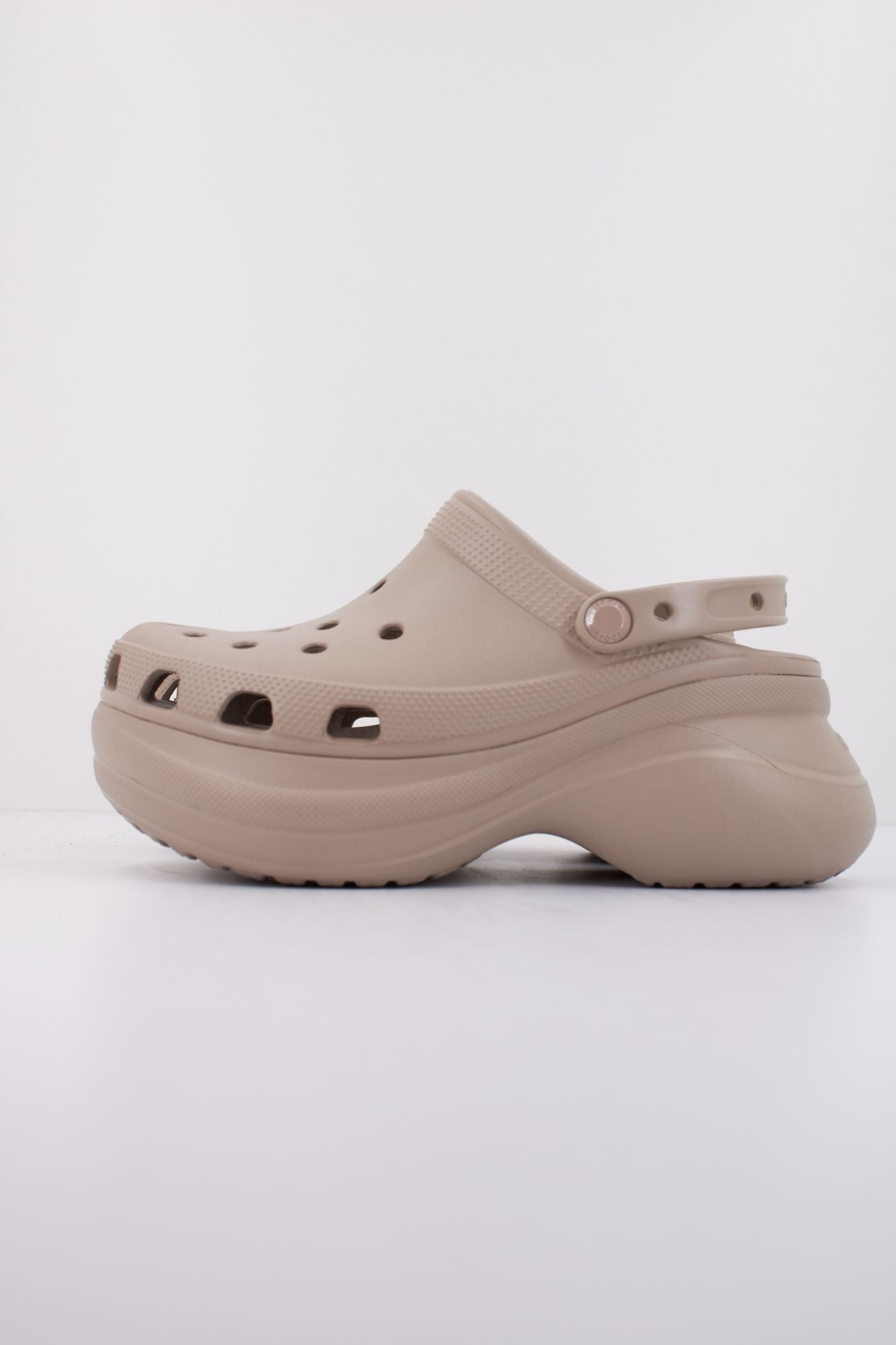 CROCS BAE CLOG en color MARRON CLARO (1)