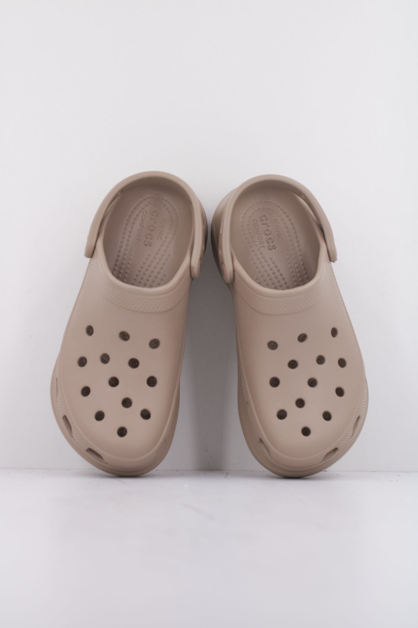 CROCS BAE CLOG en color MARRON CLARO (3)