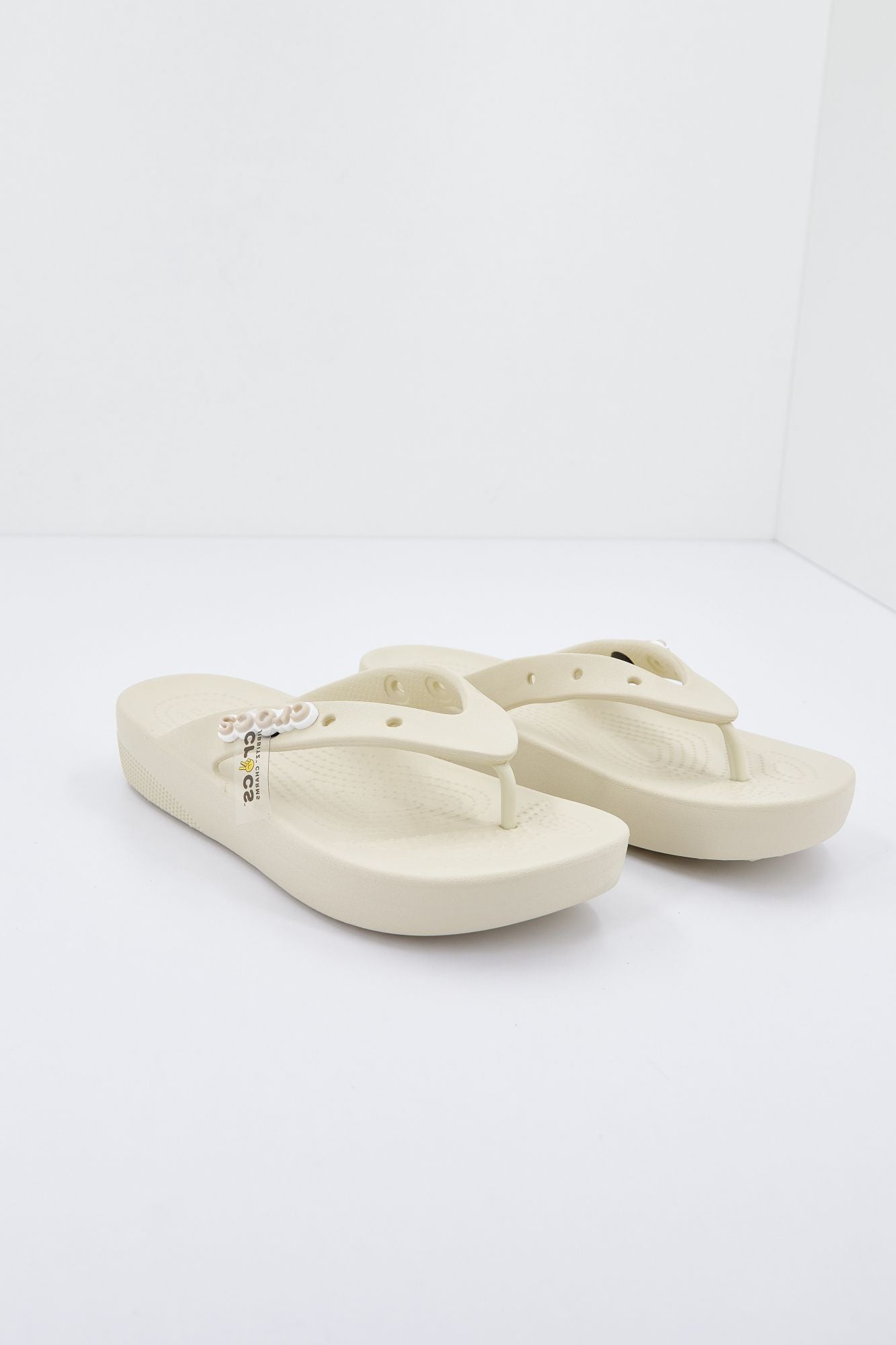CROCS CLASSIC en color BEIS (1)