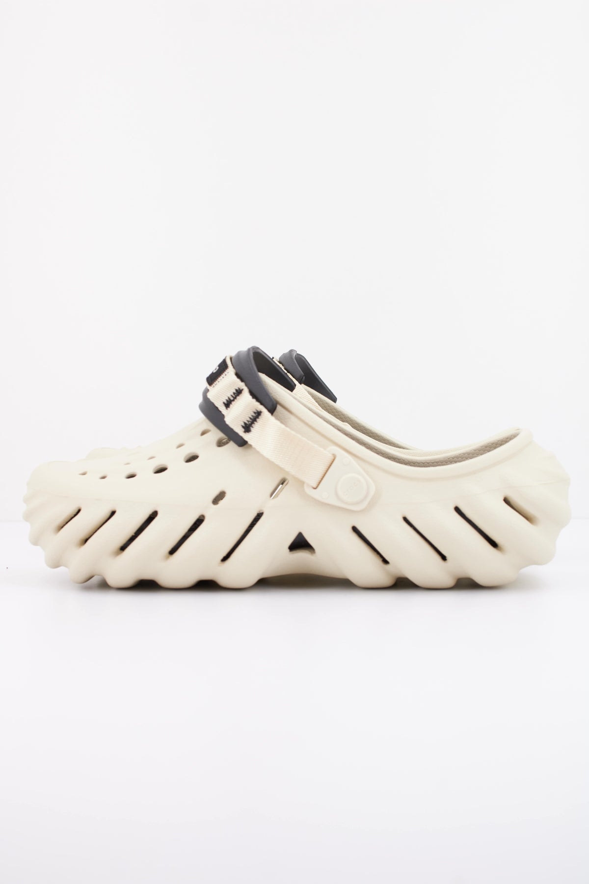 CROCS ECHO CLOG en color BEIS (1)