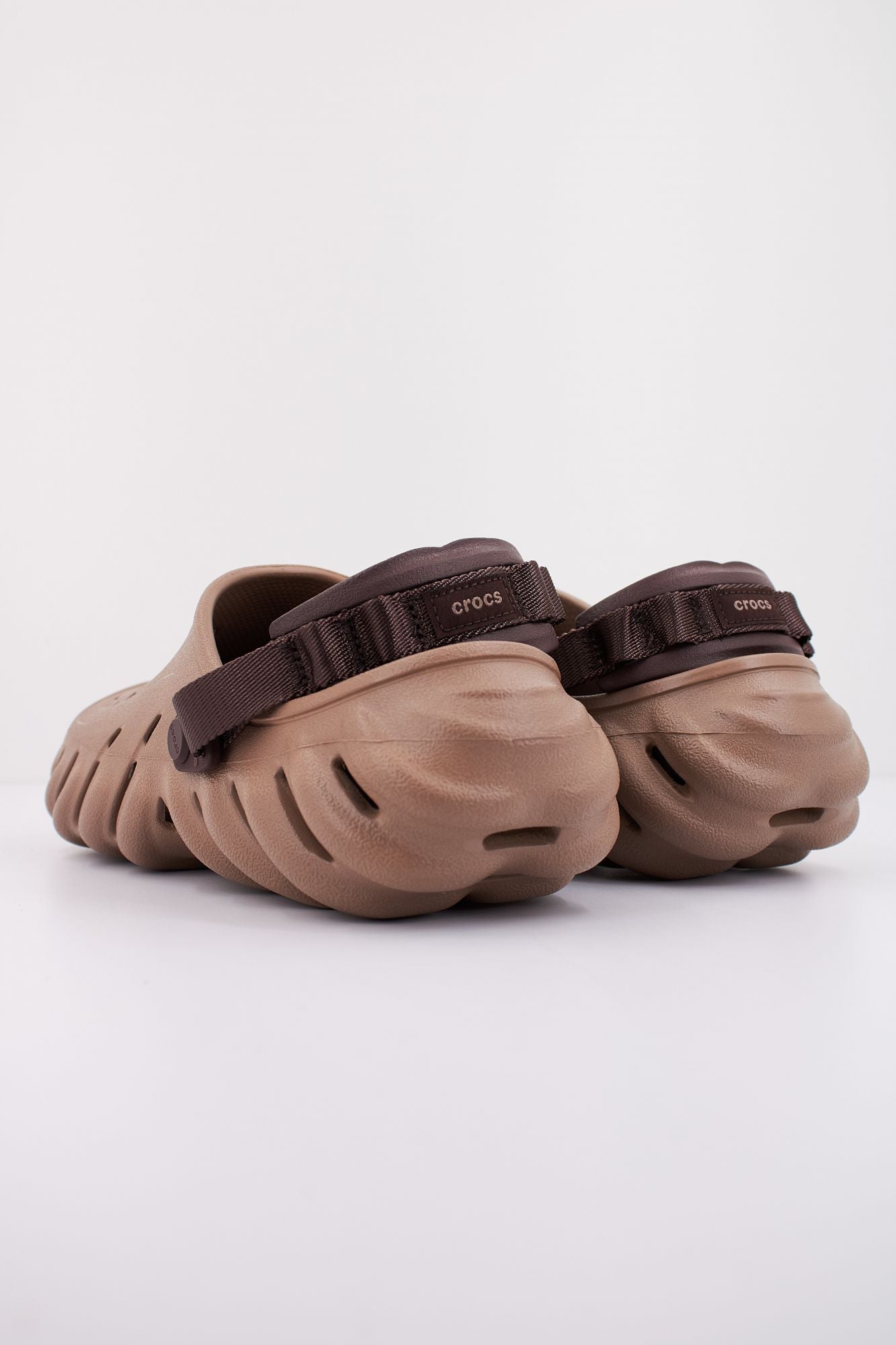 CROCS ECHO CLOG en color MARRON CLARO (3)