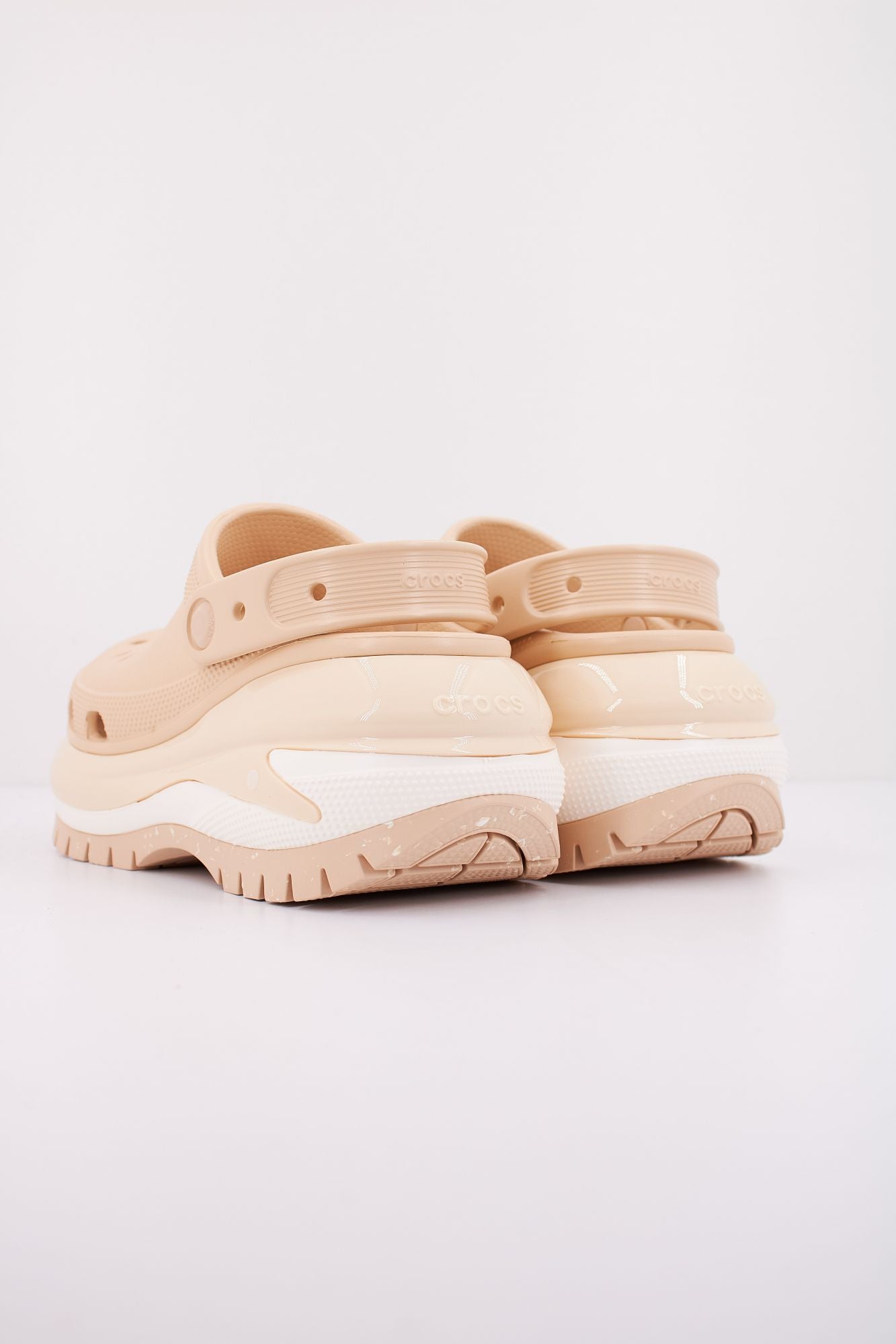CROCS CLASSIC MEGA CRUSH CLOG en color BEIS (3)