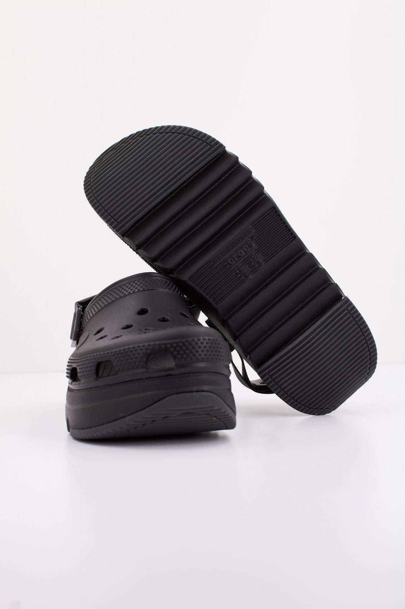 CROCS CLS HIKER XSCAPE CLG en color NEGRO (4)