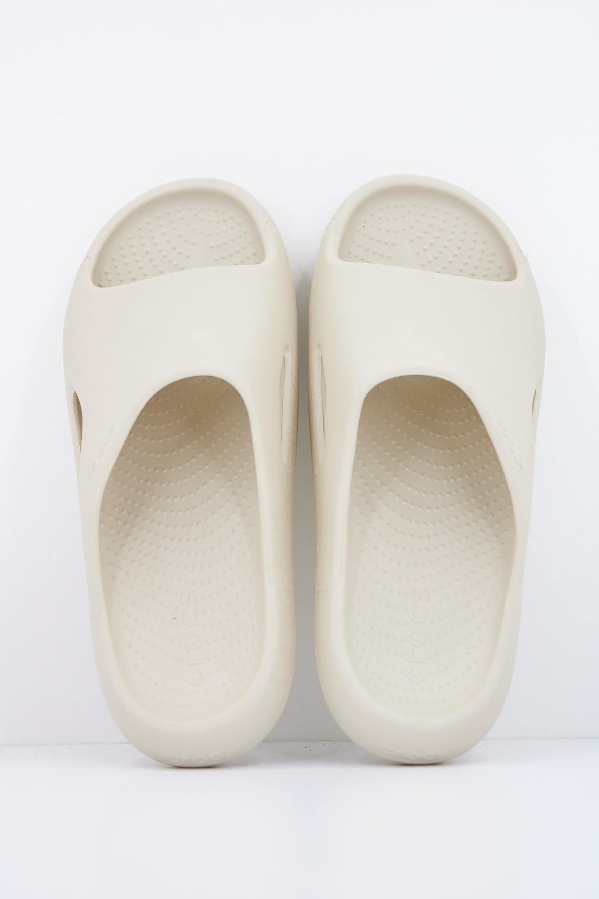 CROCS MELLOW RECOVERY SLIDE en color BEIS (3)