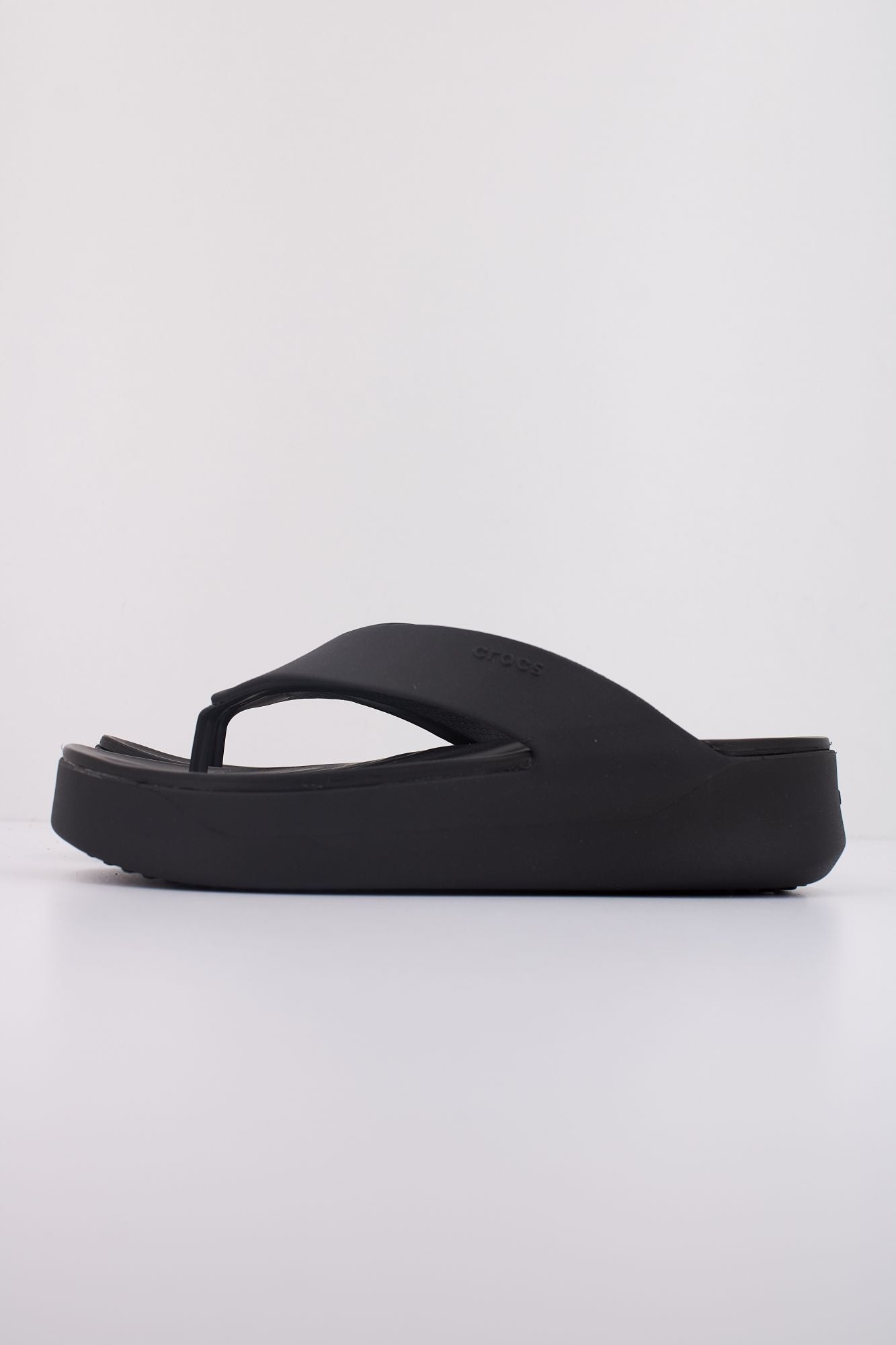CROCS GETAWAY PLATFORM FLIP en color NEGRO (1)