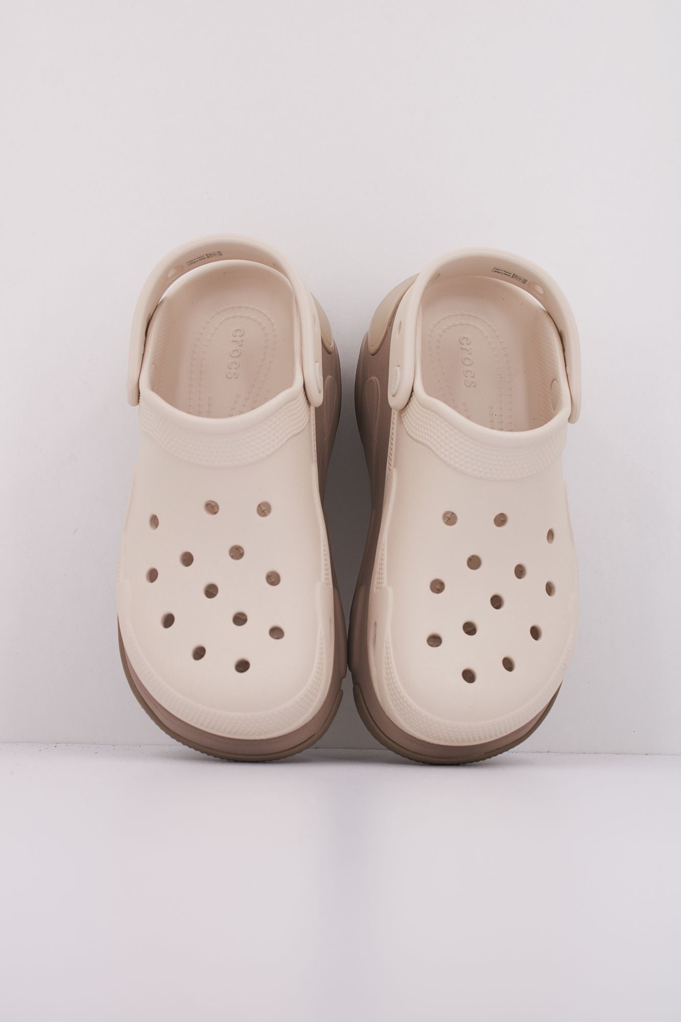 CROCS BUBBLE CRUSH CLOG U en color BEIS (3)