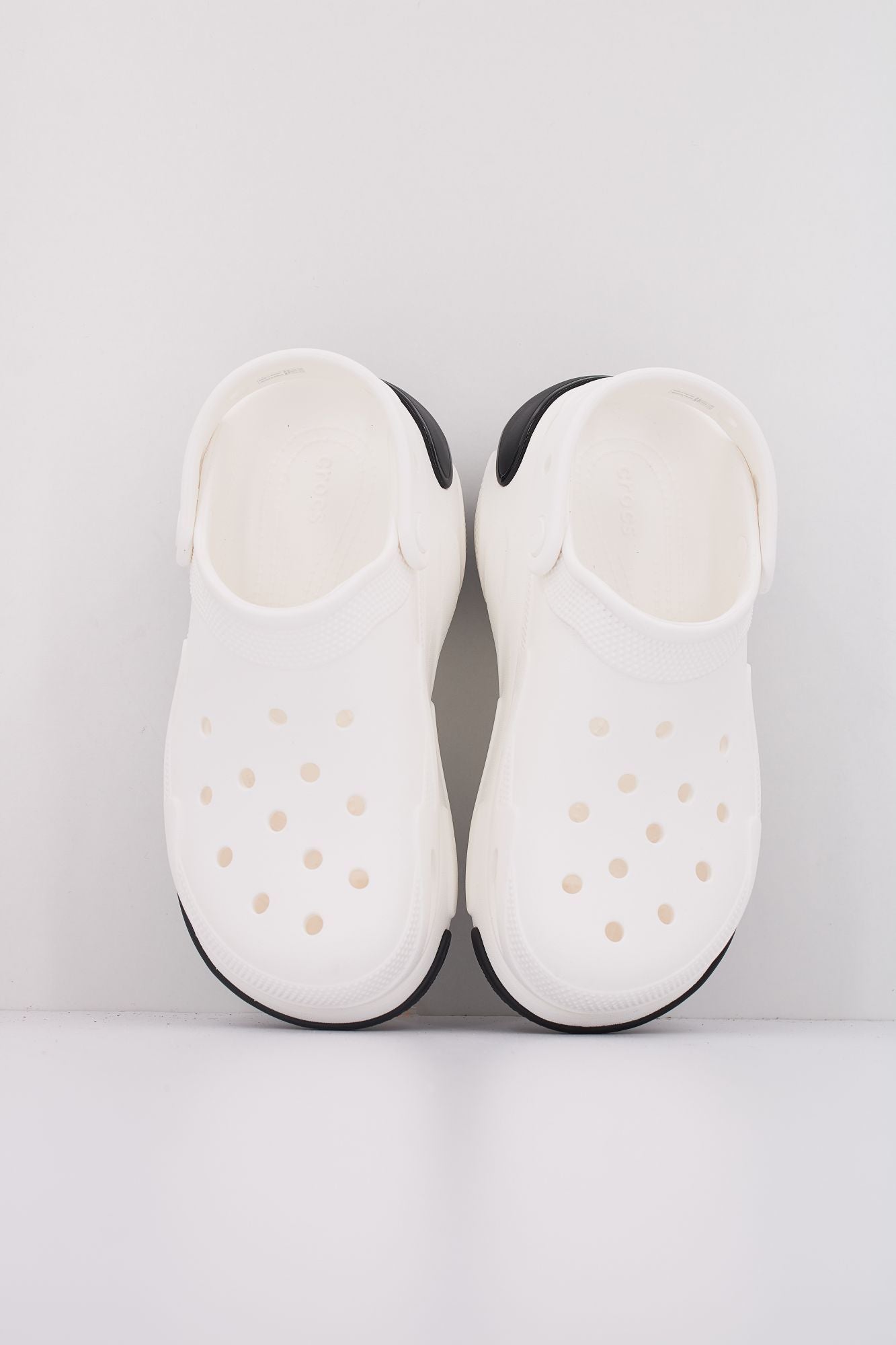CROCS BUBBLE CRUSH CLOG U en color BLANCO (3)