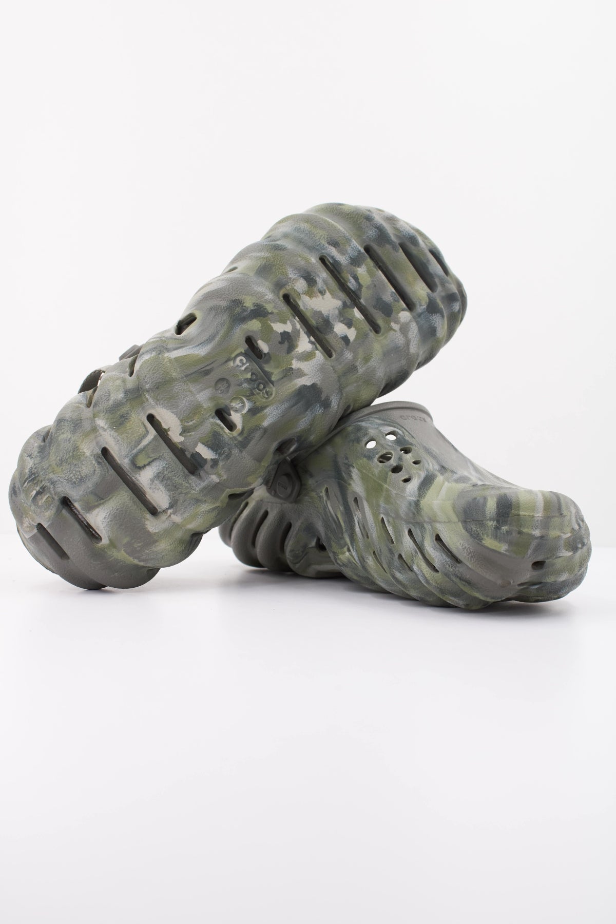 CROCS ZUHECOS ECHO MARBLED CLOG en color VERDE (5)