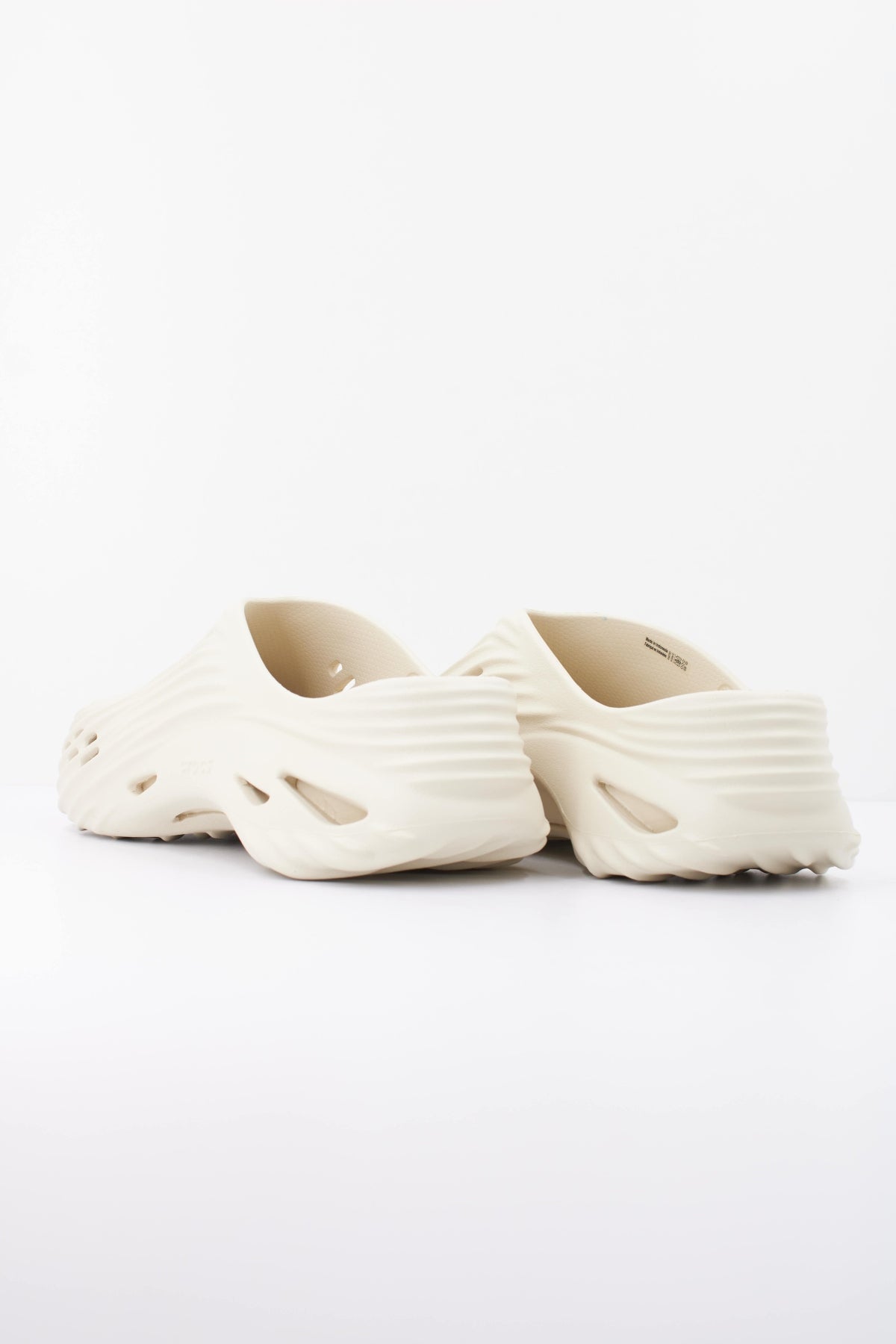 CROCS ECHO WAVE U en color BEIS (4)