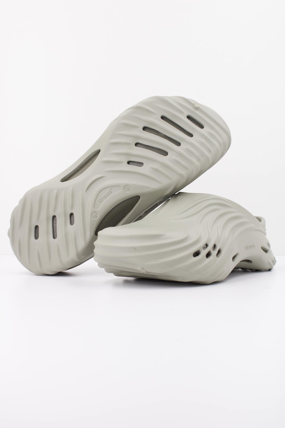 CROCS ECHO WAVE U en color GRIS (5)