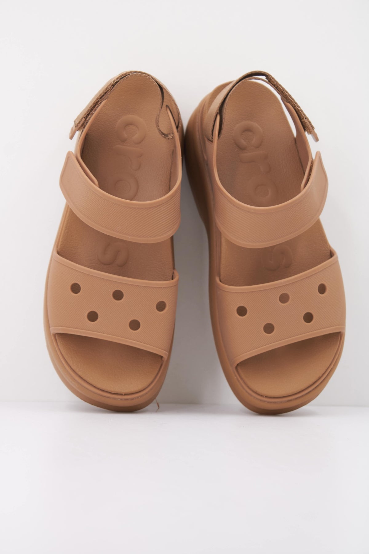 CROCS  SOHO Y STRAP en color MARRON (3)