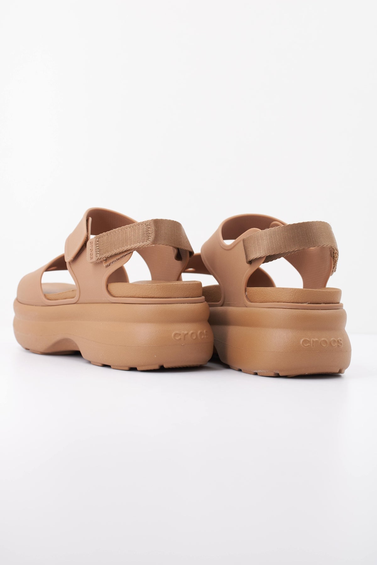 CROCS  SOHO Y STRAP en color MARRON (4)