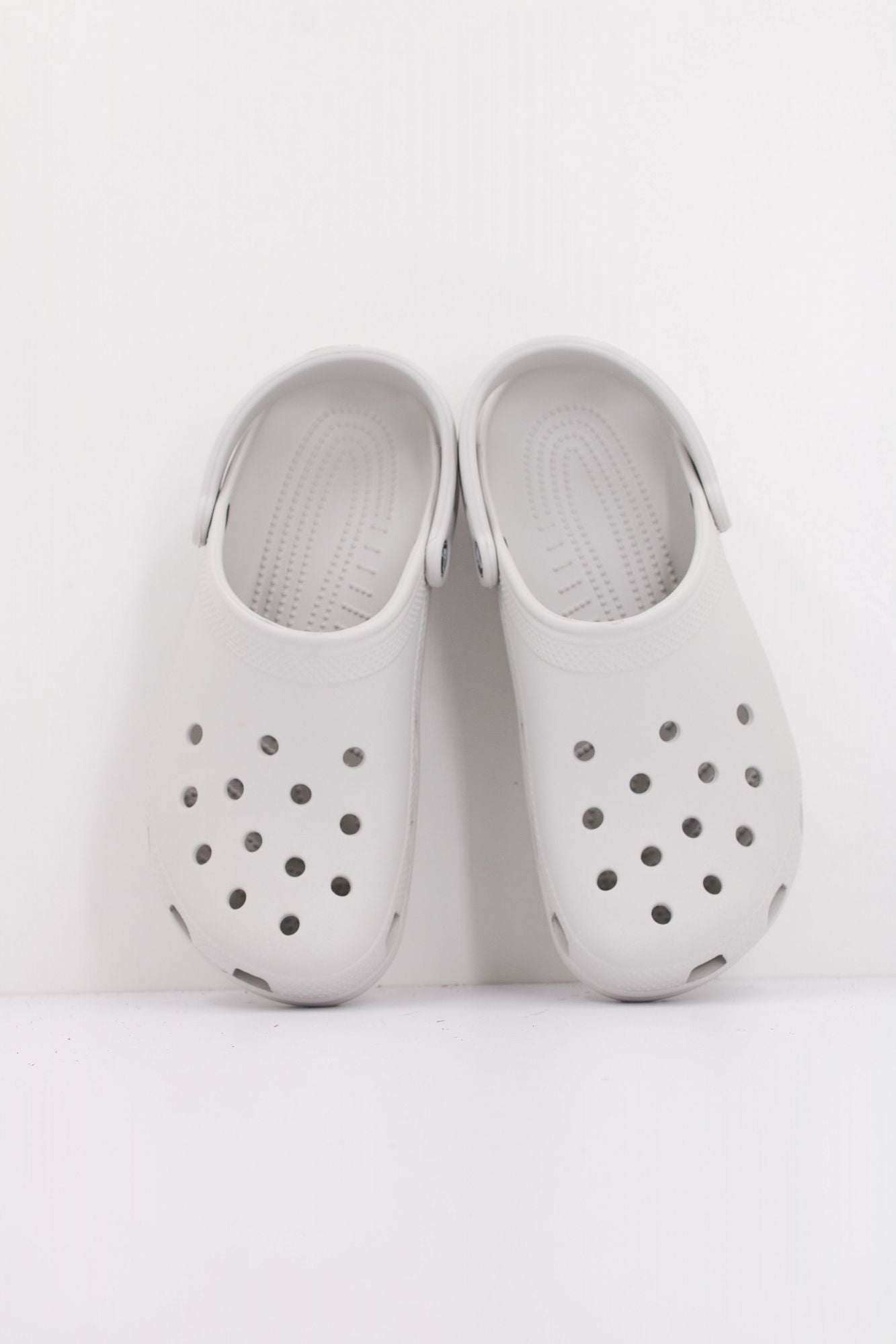 CROCS  CLASSIC U en color GRIS (3)