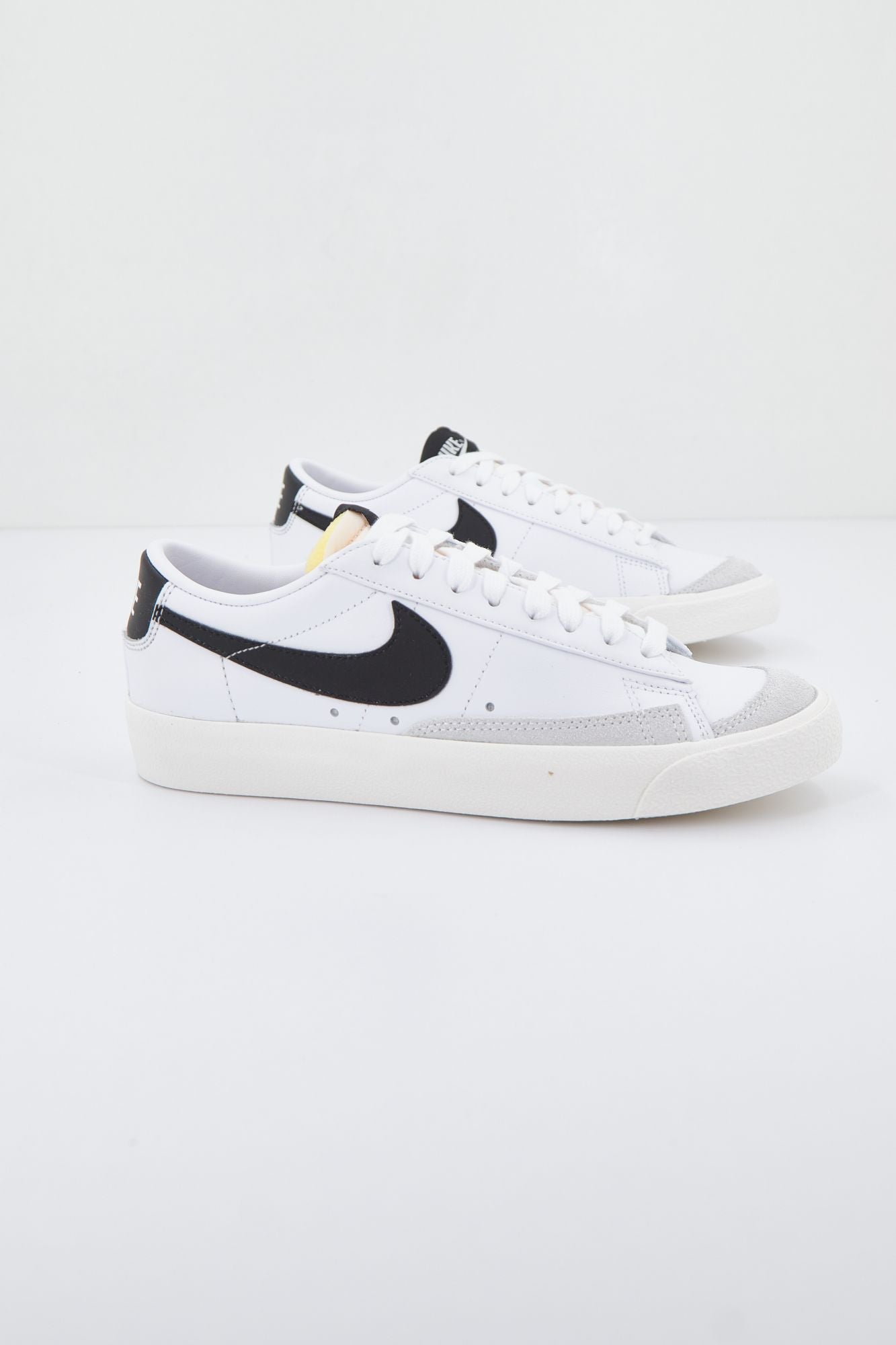NIKE BLAZER LOW '77 en color BLANCO (1)