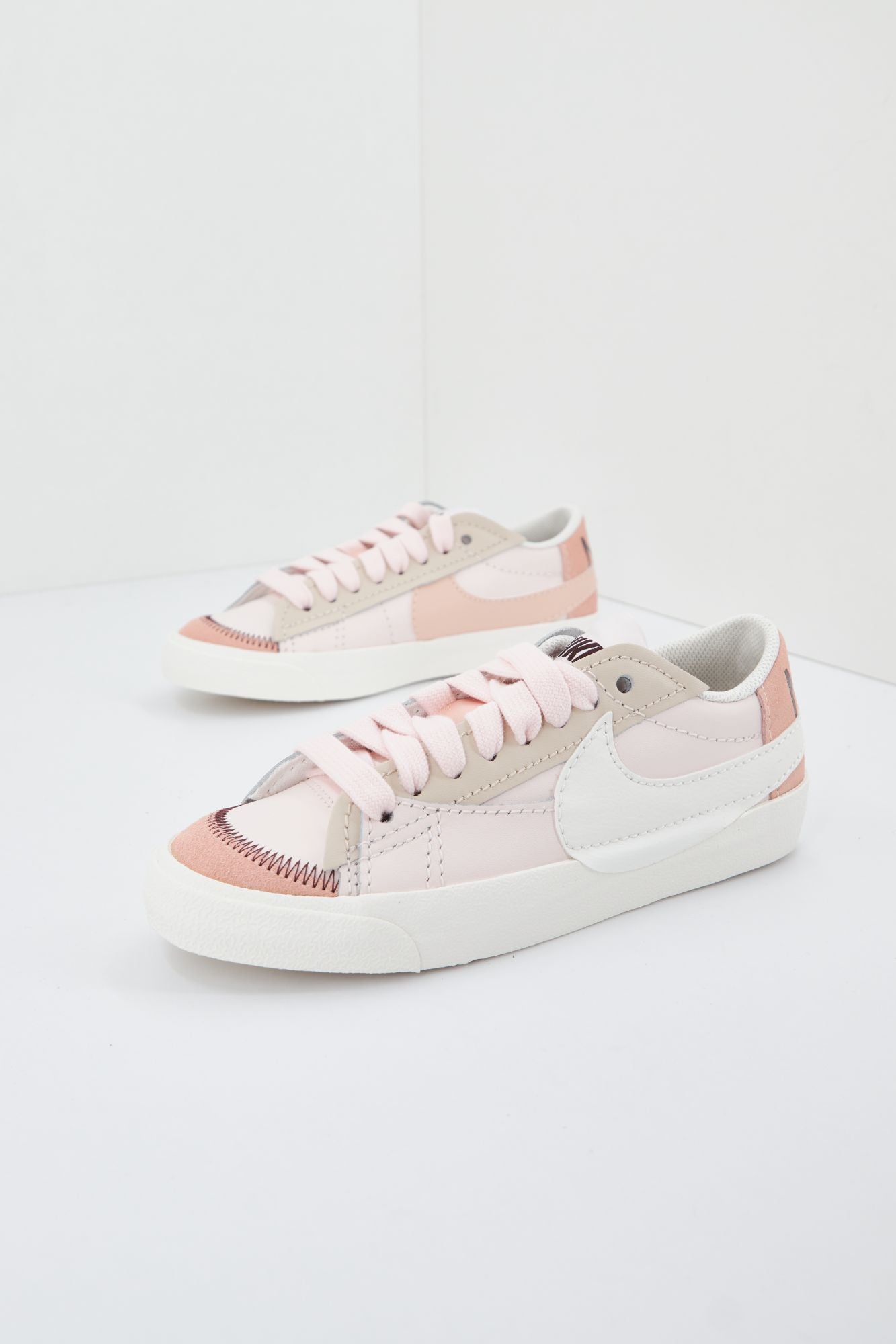 NIKE DQ1470  en color ROSA (1)