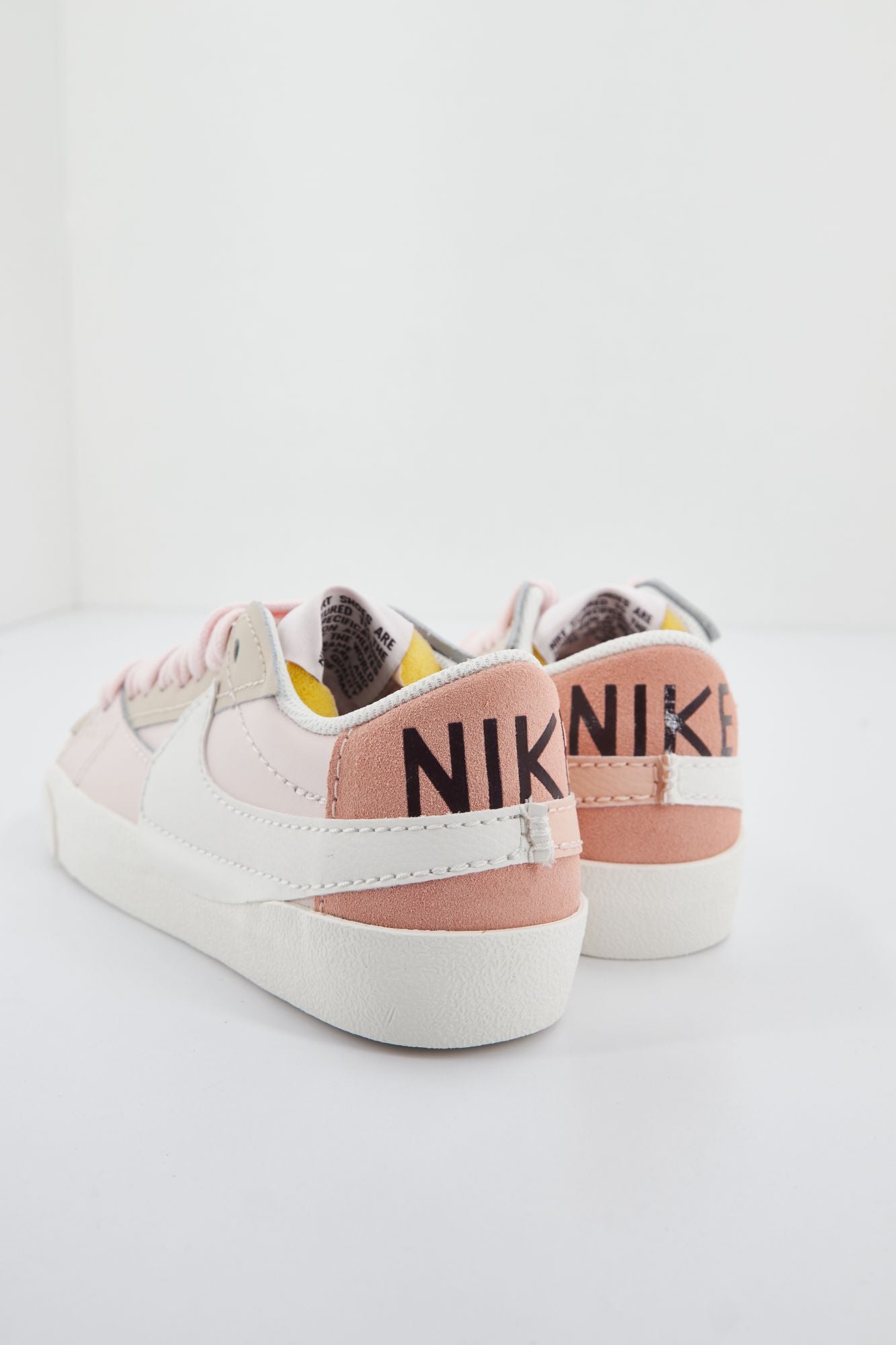 NIKE DQ1470  en color ROSA (3)