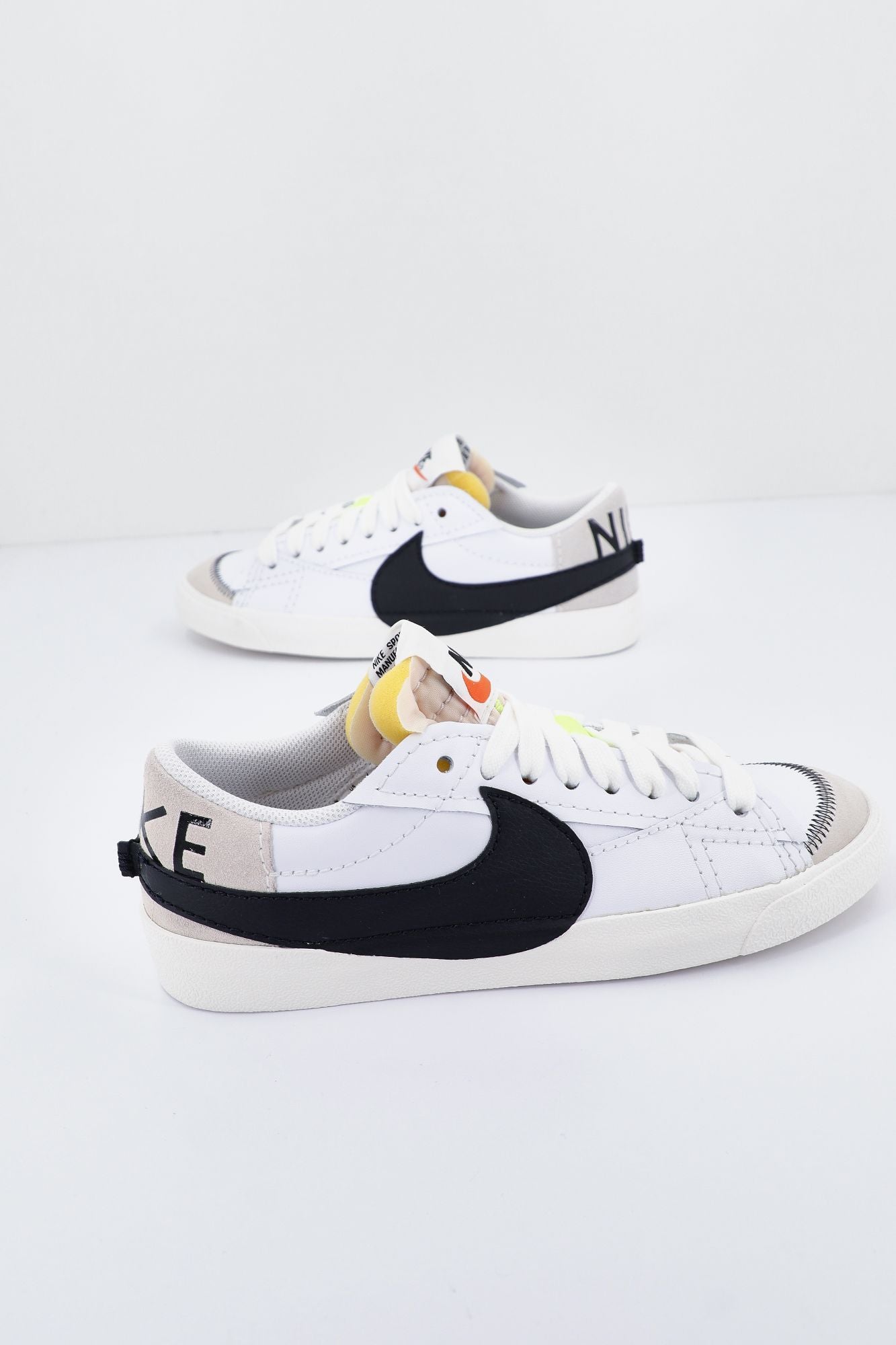 NIKE  LOW '77 JUMBO ME en color BLANCO (3)