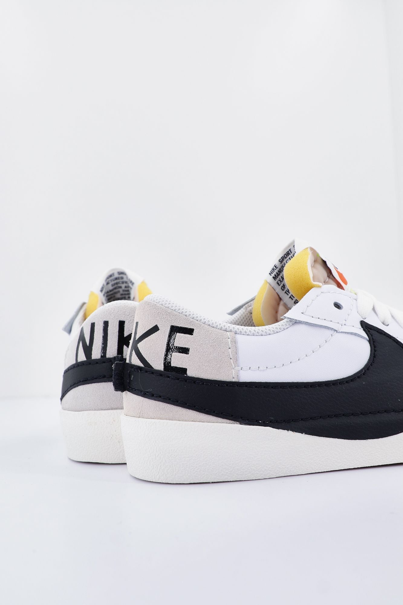 NIKE  LOW '77 JUMBO ME en color BLANCO (4)