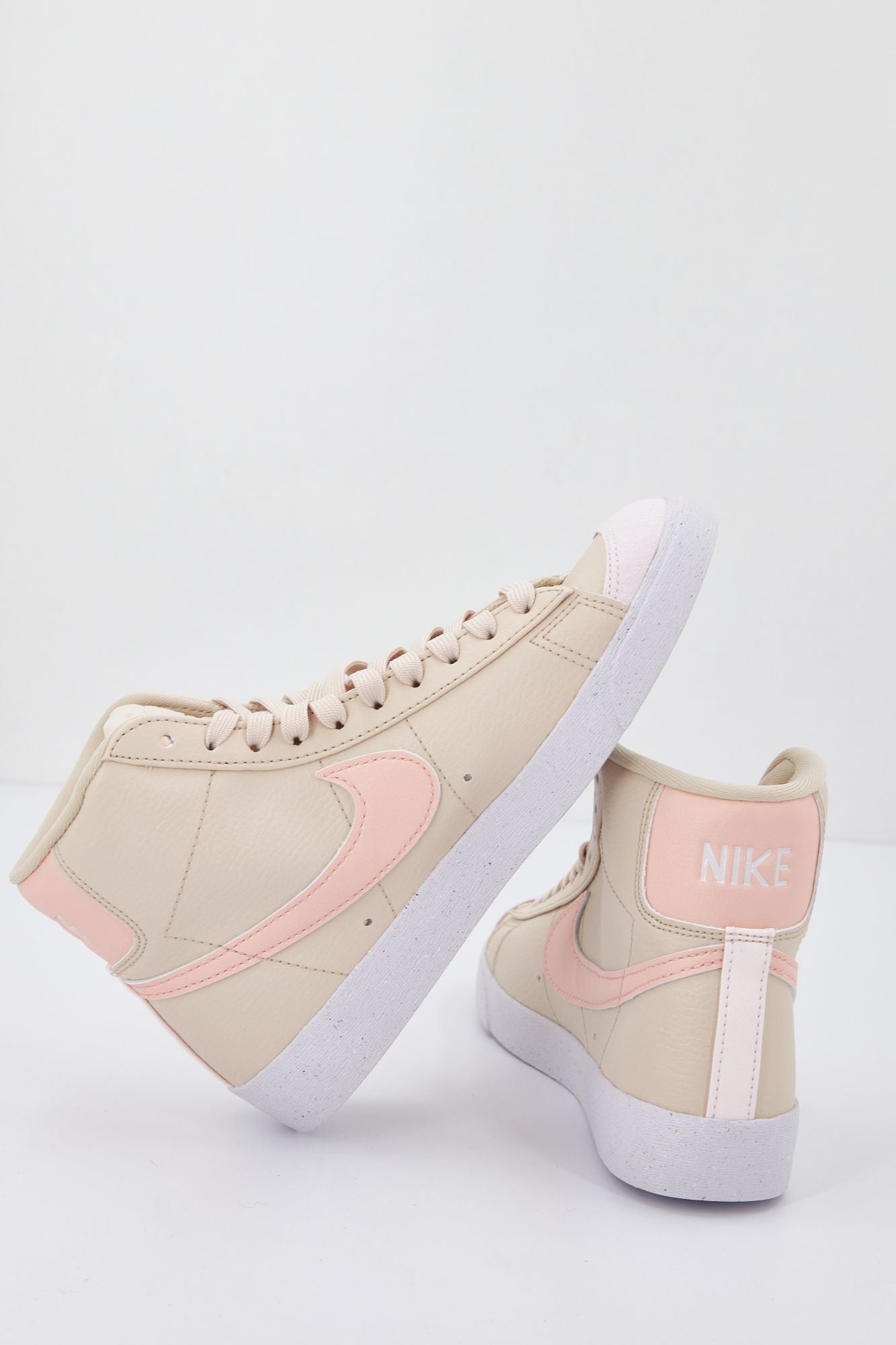 NIKE  BLAZER MID '77 NEXT NATURE en color BEIS (2)