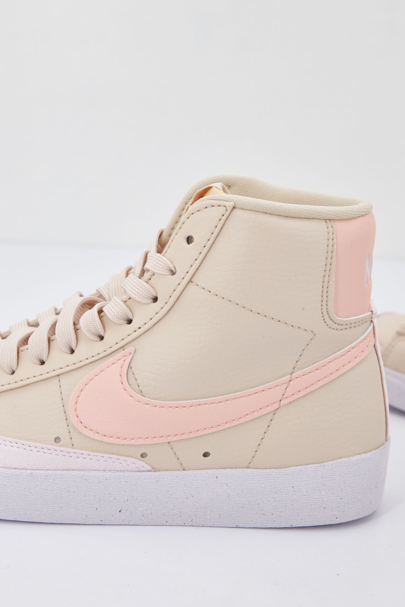 NIKE  BLAZER MID '77 NEXT NATURE en color BEIS (3)