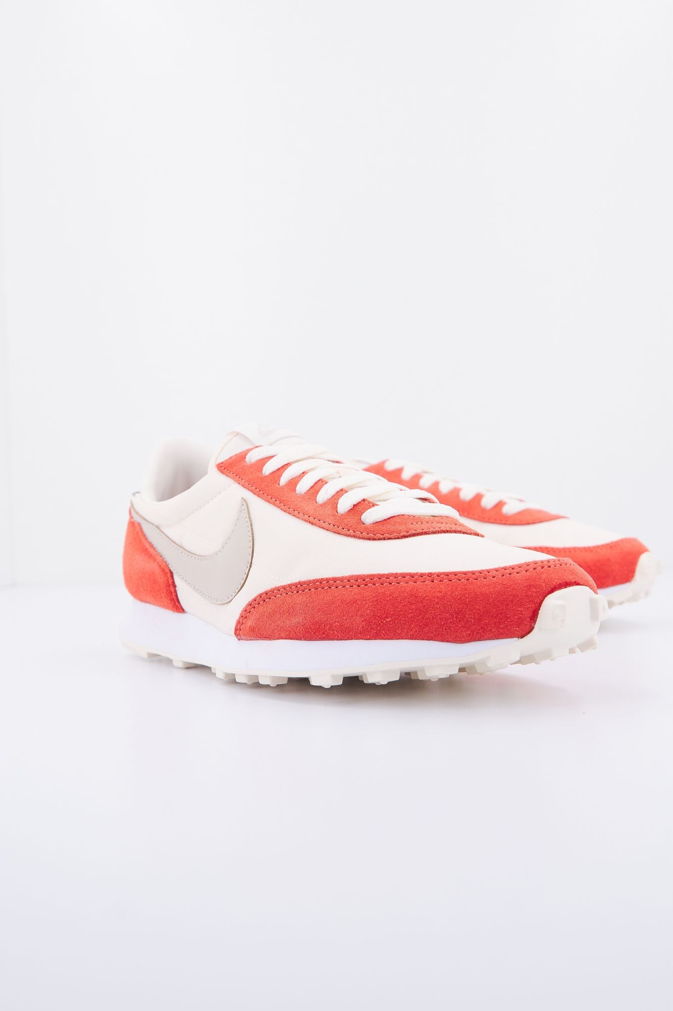 NIKE DAYBREAK en color BEIS (1)
