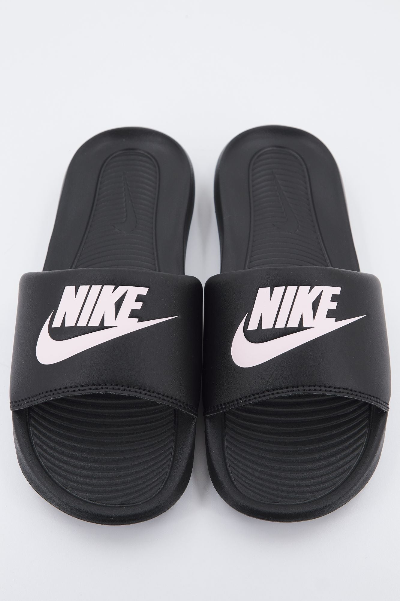 NIKE  WMNS VICTORI ONE SLIDE en color NEGRO (1)