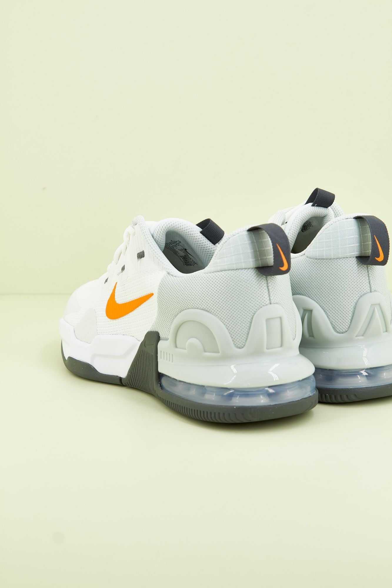 NIKE AIR MAX ALPHA TRAINER 5 en color BLANCO (3)