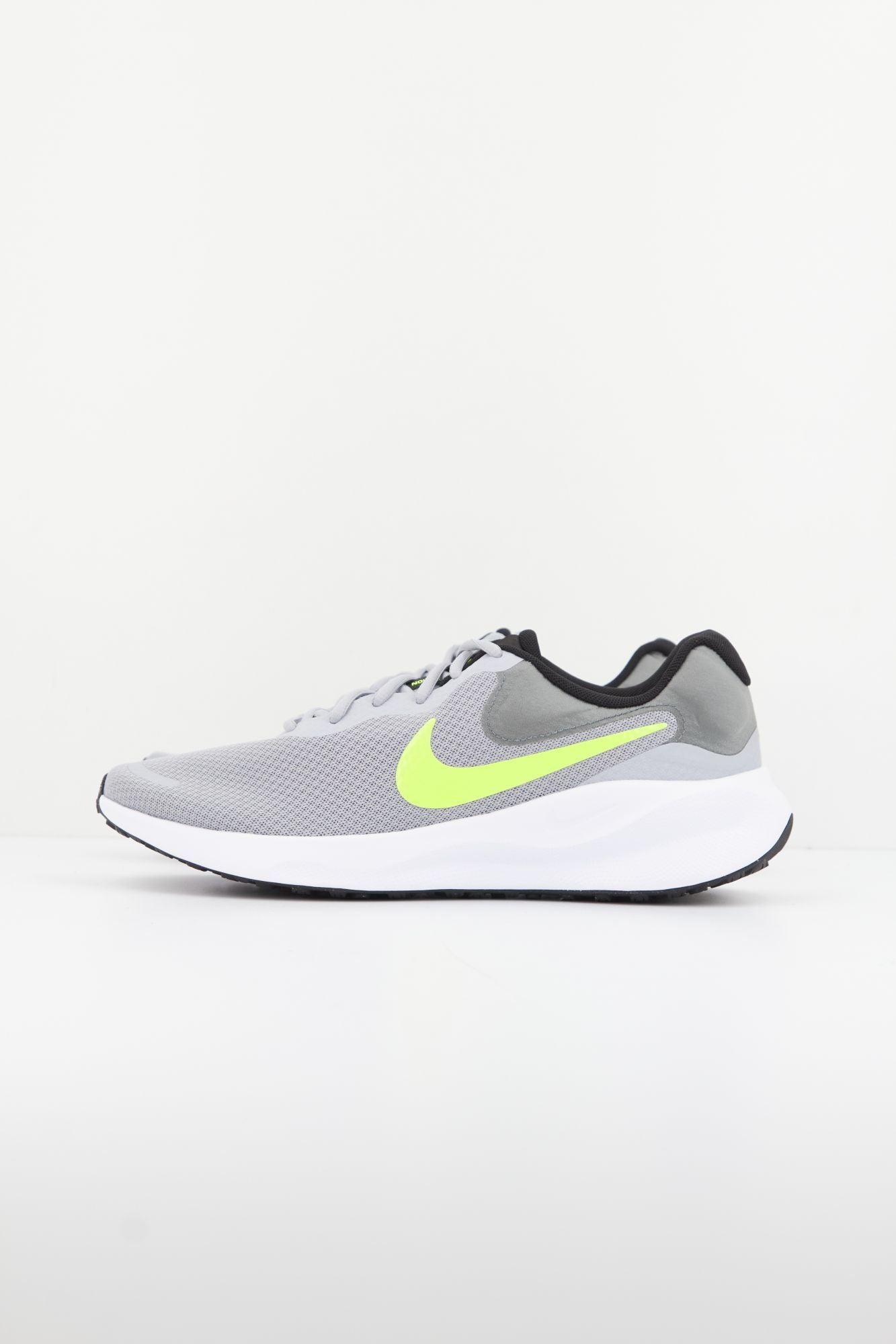 NIKE REVOLUTION 7  en color GRIS (1)