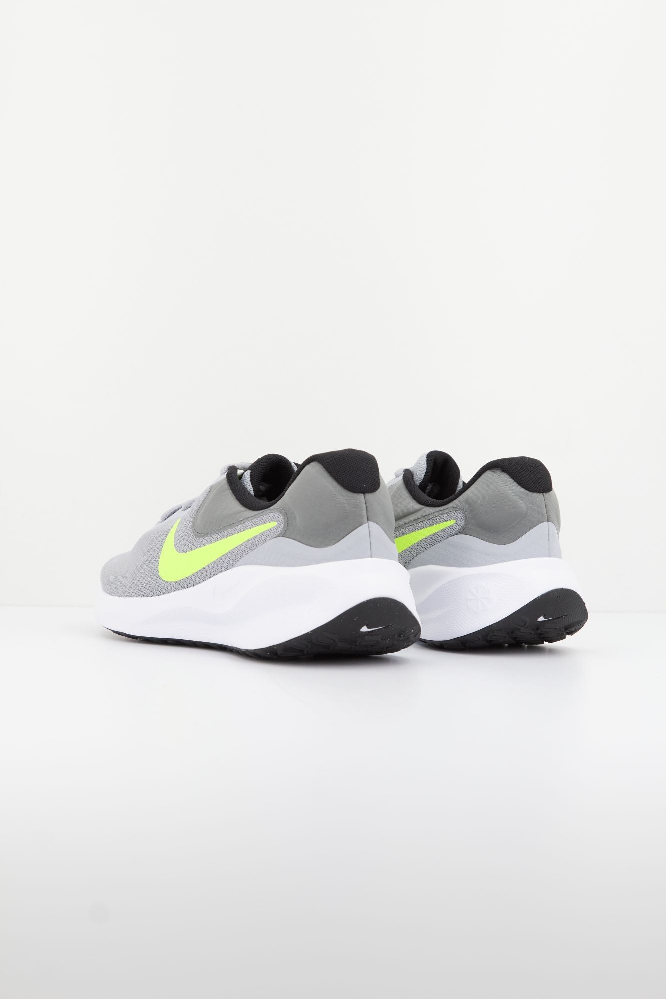 NIKE REVOLUTION 7  en color GRIS (3)