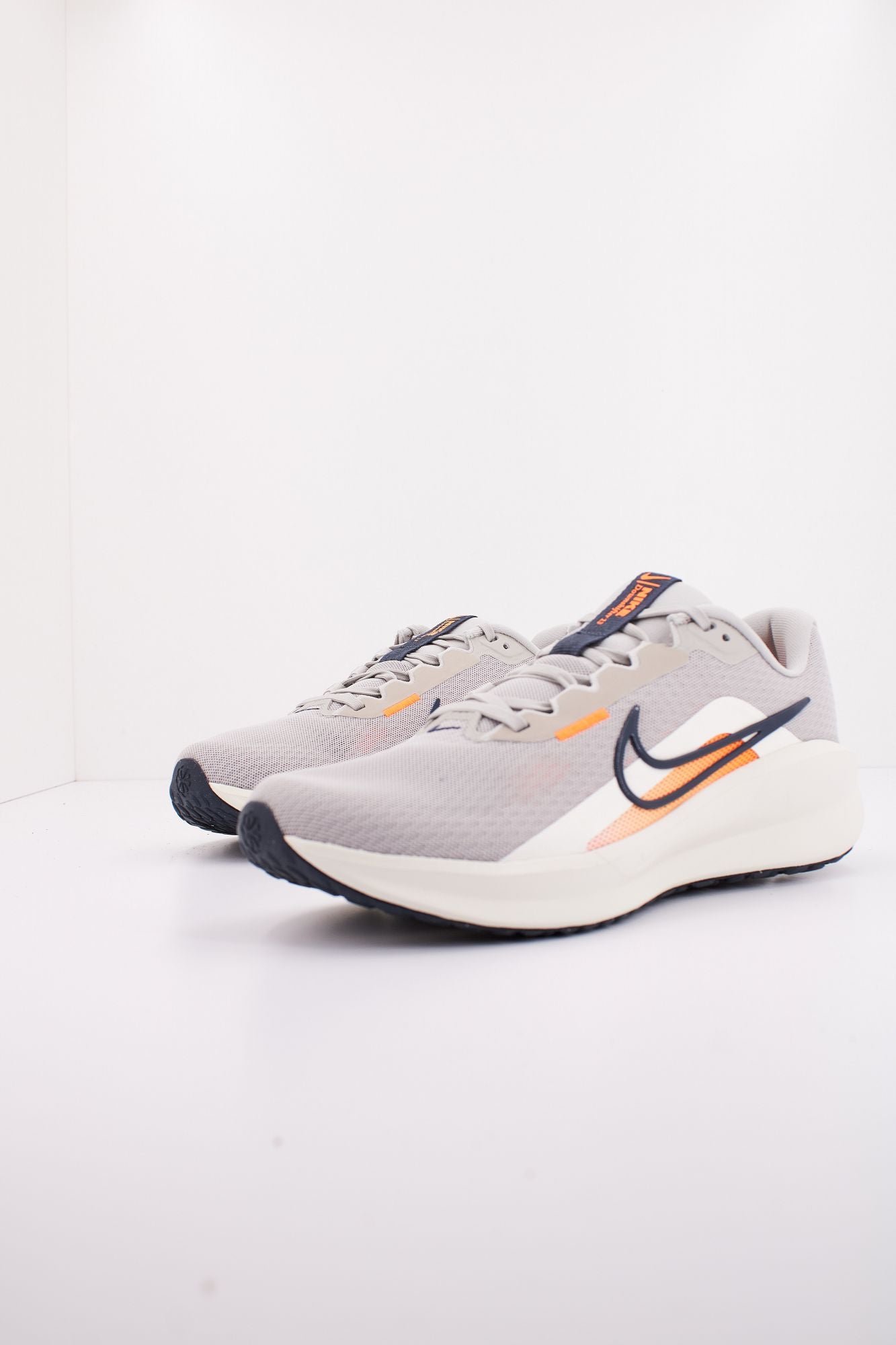 NIKE DOWNSHIFTER 13 en color GRIS (2)