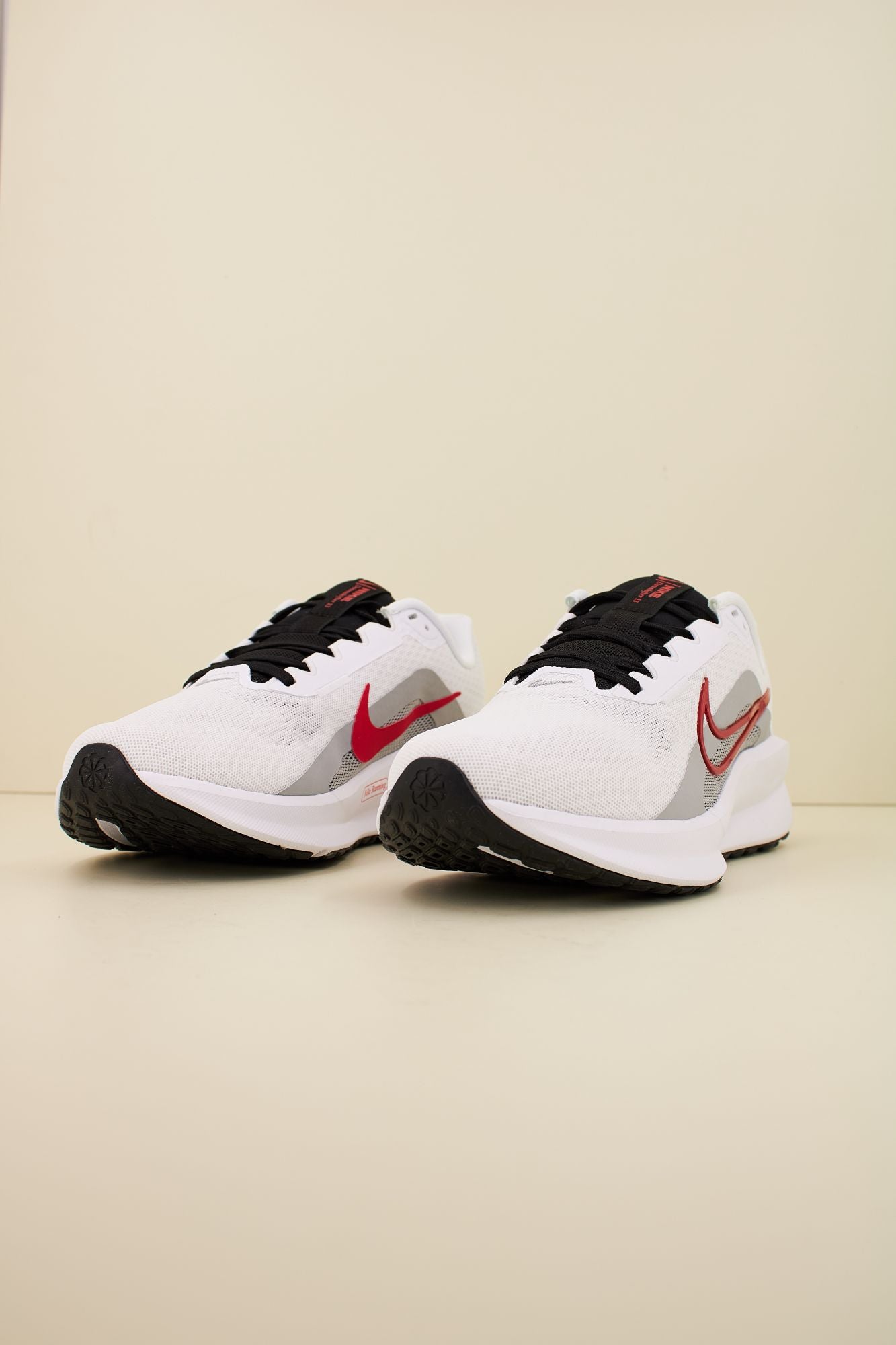 NIKE DOWNSHIFTER 13 en color BLANCO (2)