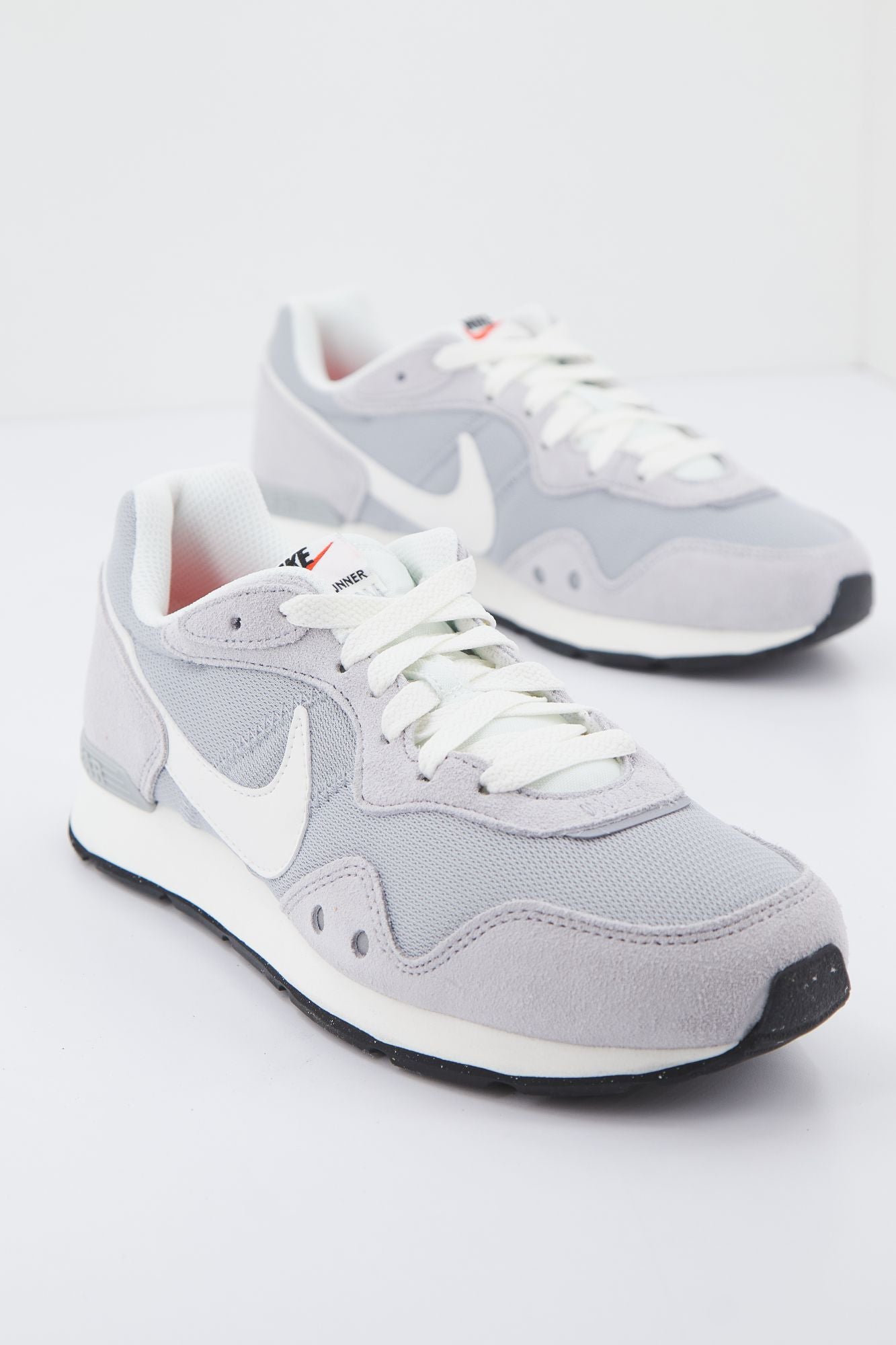 NIKE VENTURE RUNNER  en color GRIS (1)