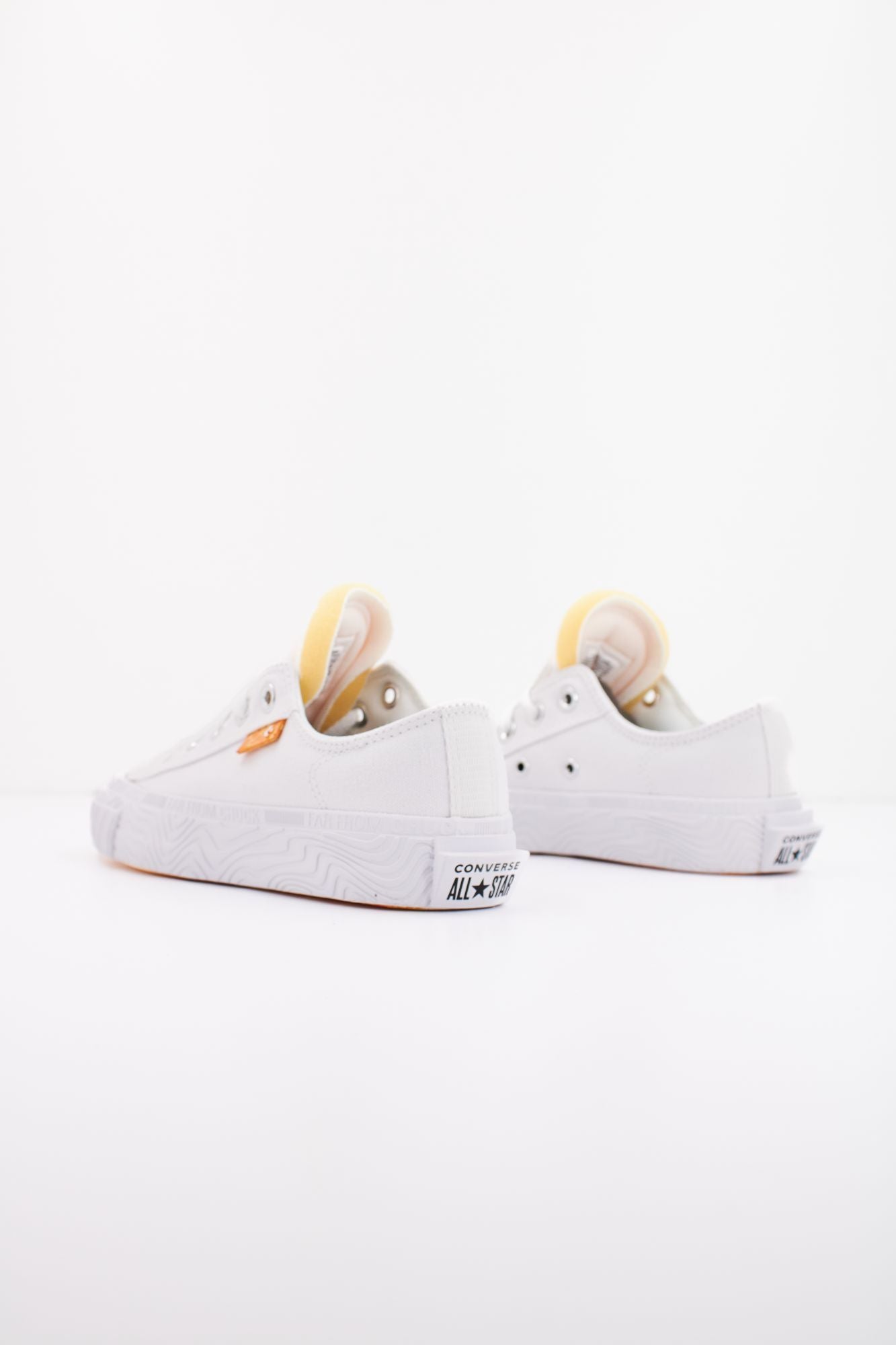 CONVERSE CHUCK TAYLOR ALT STAR OX en color BLANCO (3)