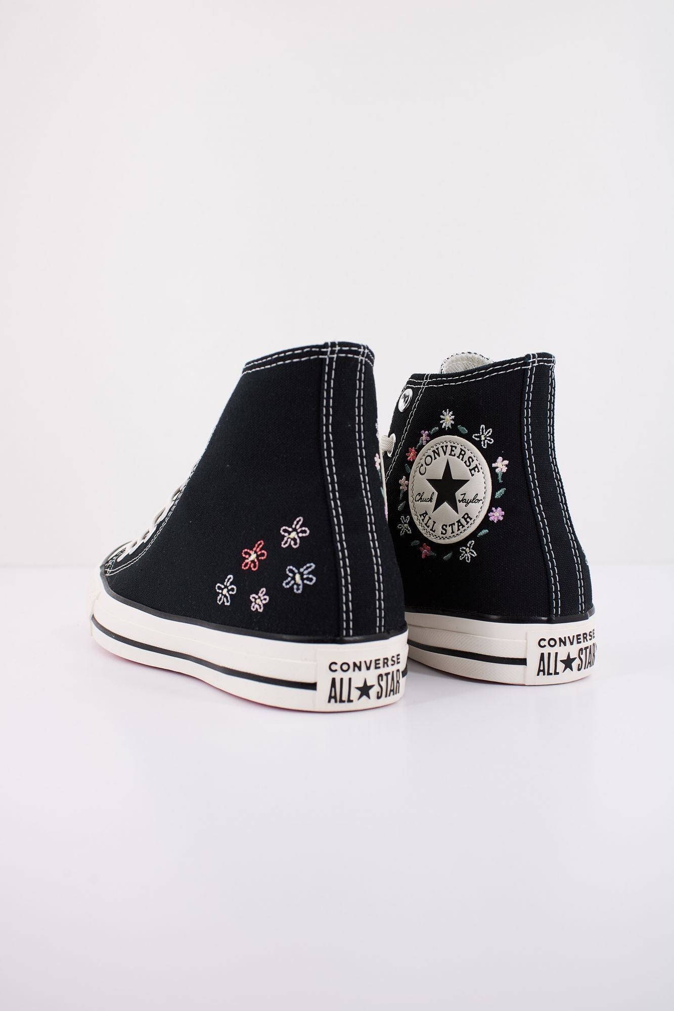 CONVERSE  CHUCK TAYLOR ALL STAR EMBROIDERED LITTLE FLOWERS en color NEGRO (4)