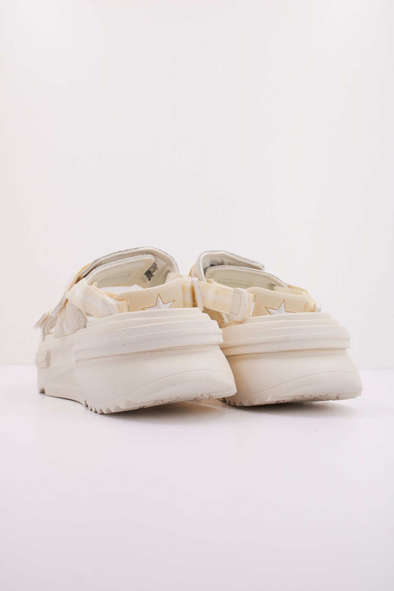 CONVERSE RUN STAR UTILITY SANDAL CX en color AMARILLO (4)