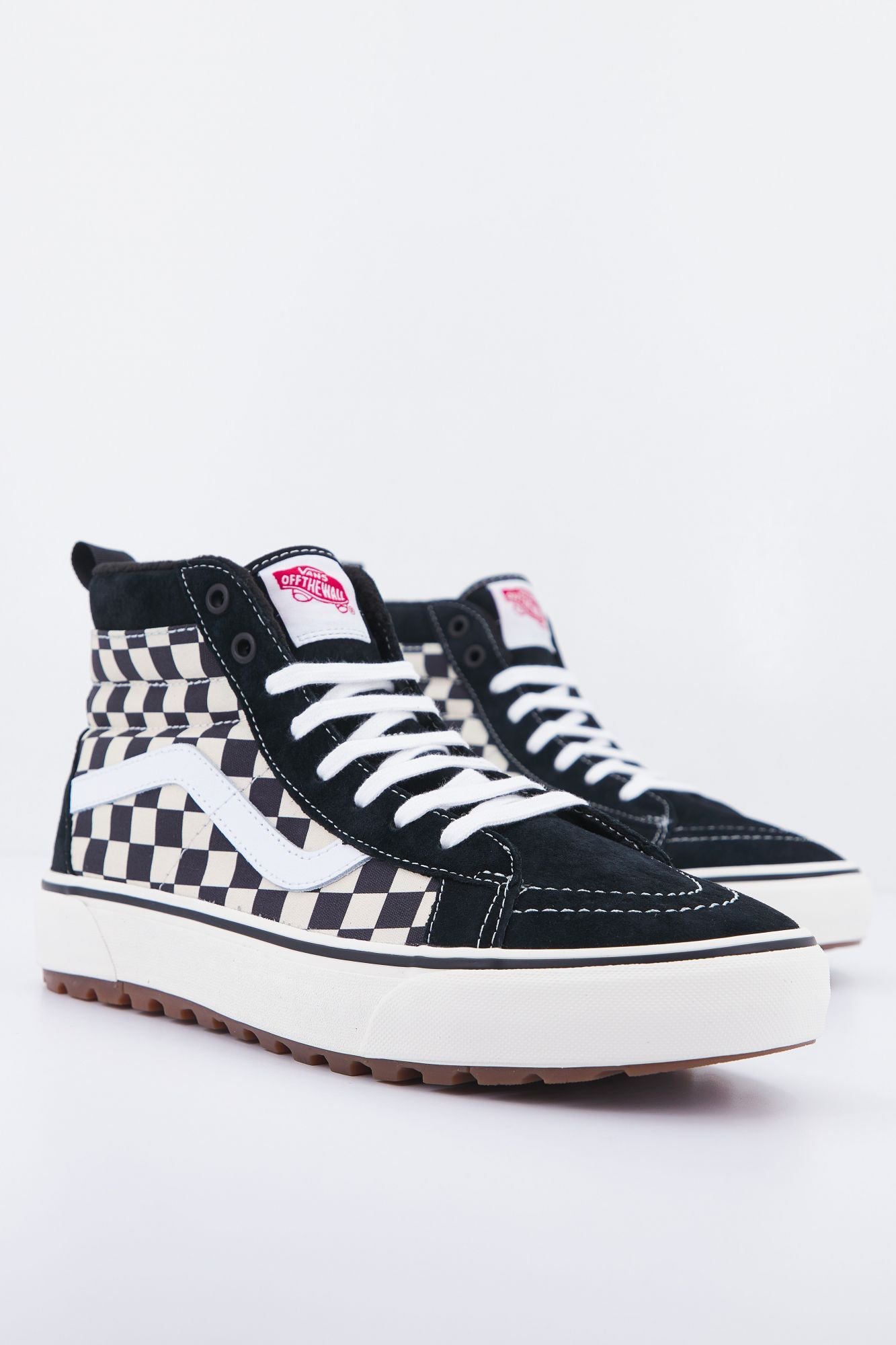 VANS UA SK8-Hi MTE-1 en color NEGRO (2)