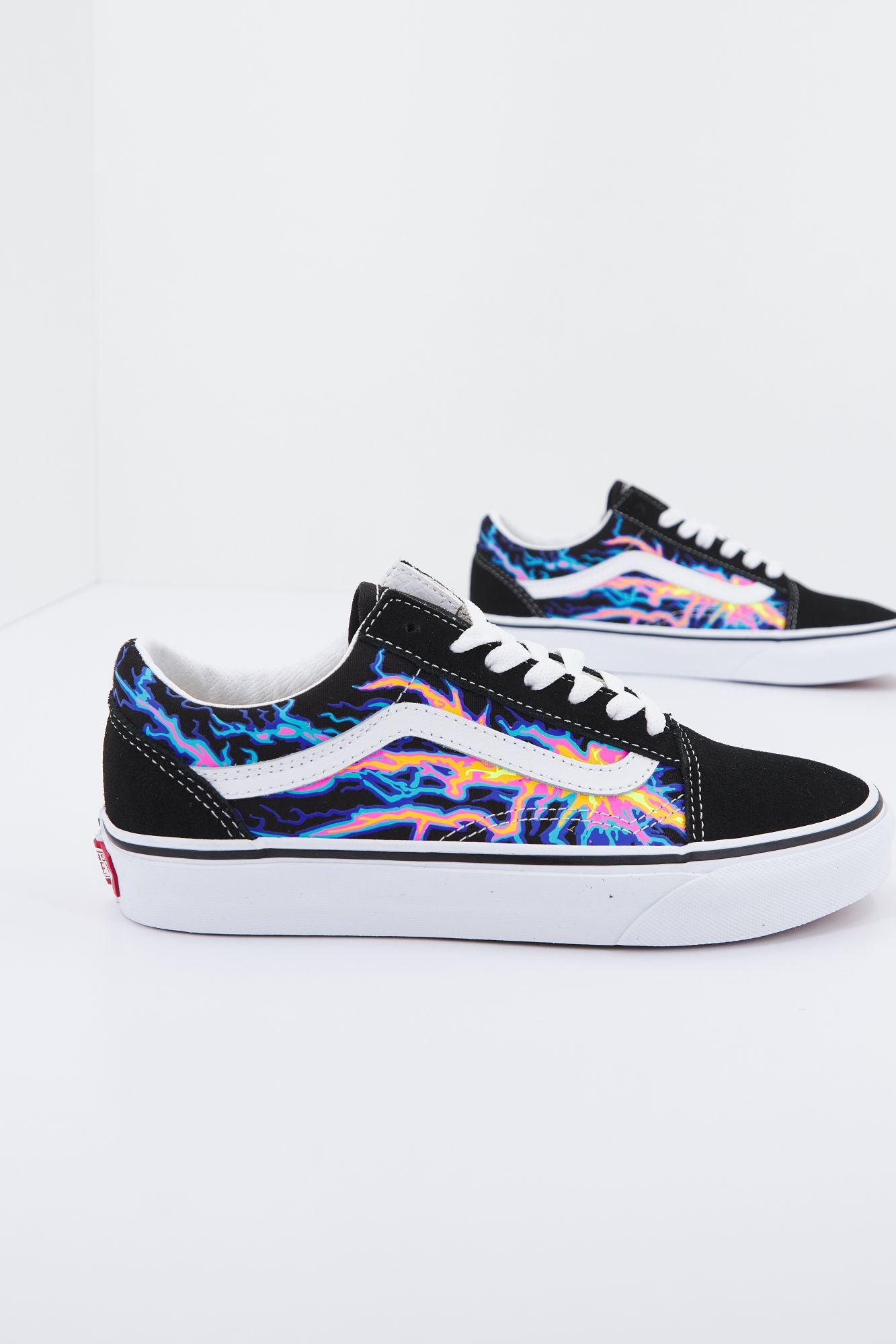 VANS  UA OLD SKOOL en color NEGRO (2)