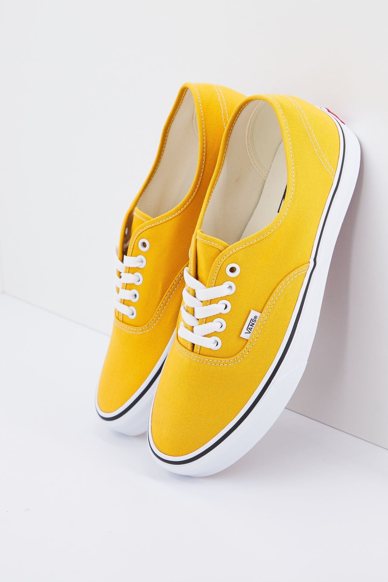 VANS  UA AUTHENTIC en color AMARILLO (1)