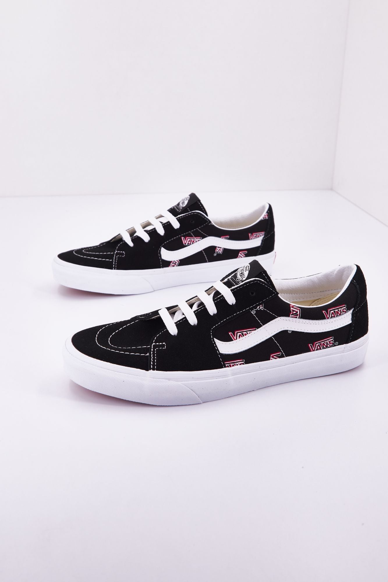 VANS  UA SK8-LOW en color NEGRO (1)