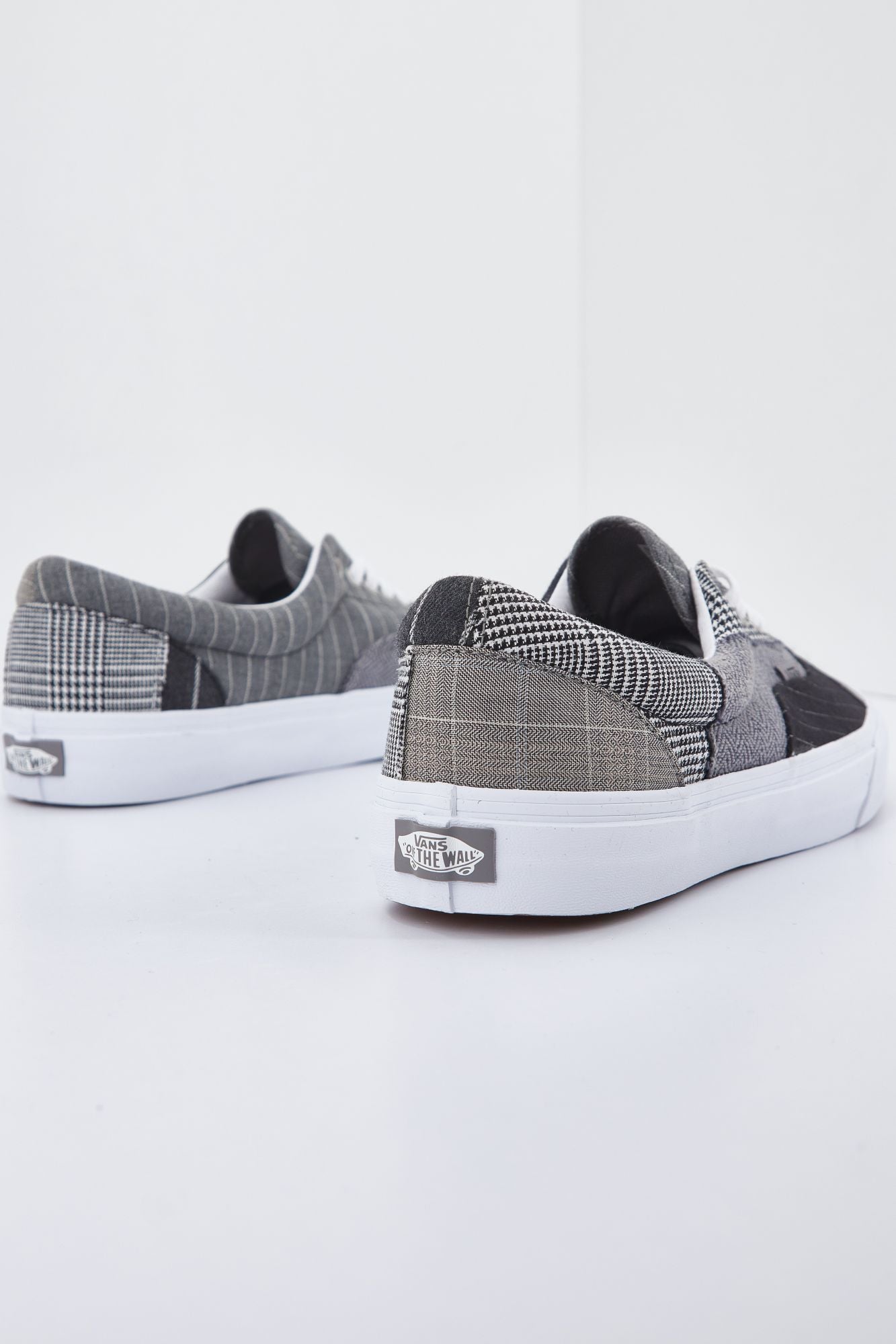 VANS UA ERA en color GRIS (4)