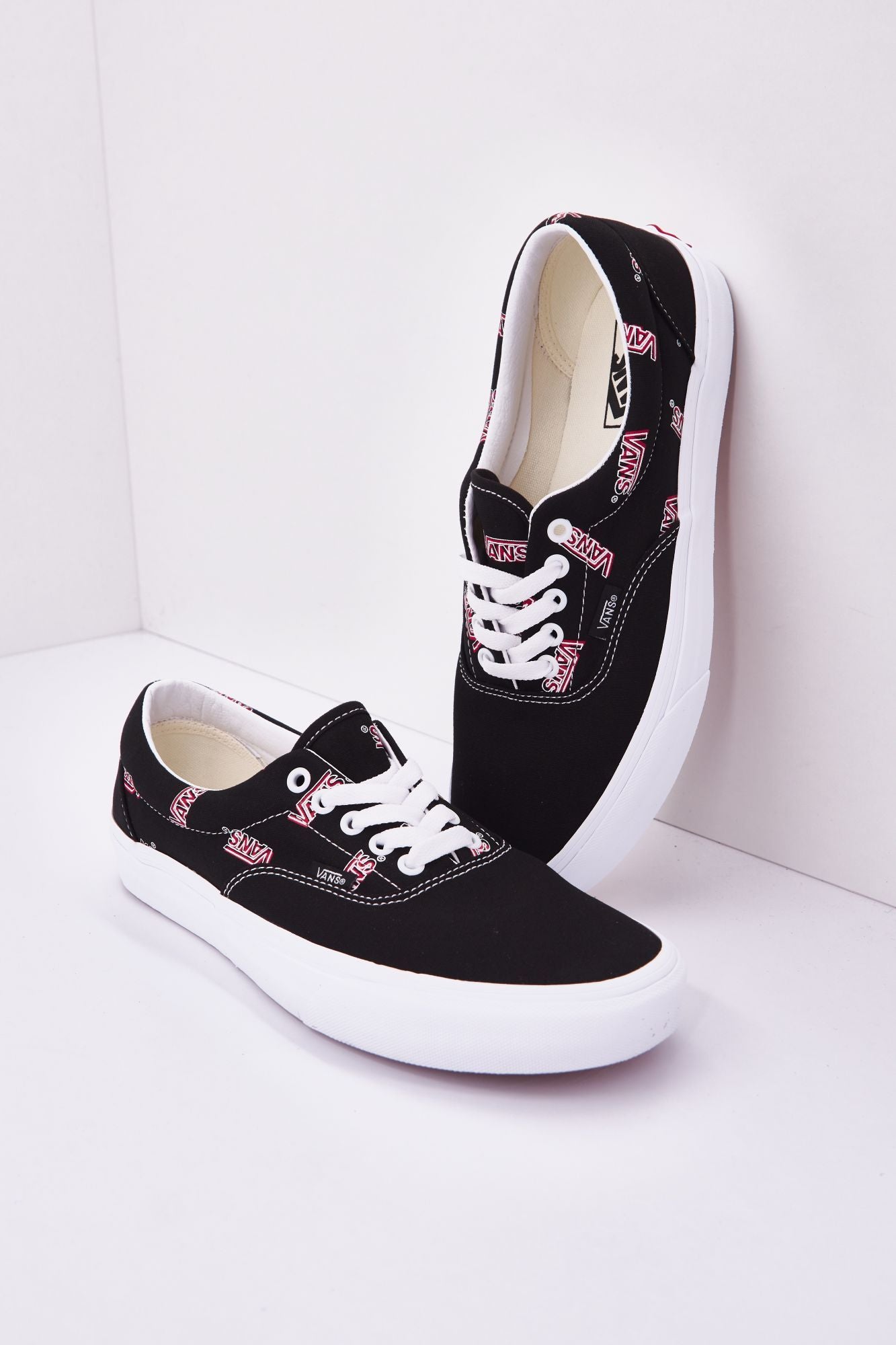 VANS UA ERA en color NEGRO (2)