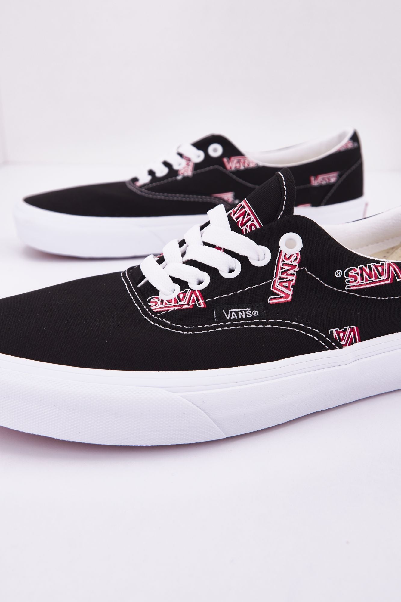 VANS UA ERA en color NEGRO (4)
