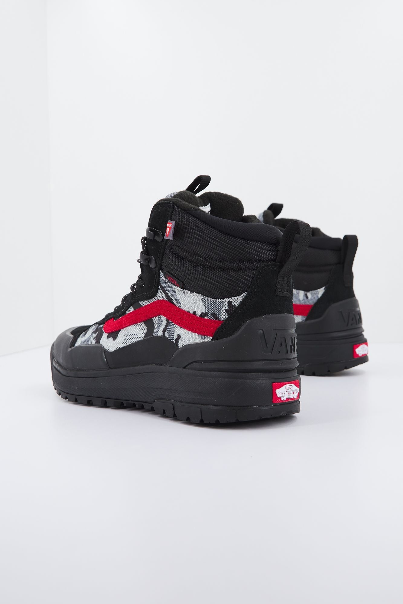 VANS  UA ULTRARANGE en color NEGRO (2)