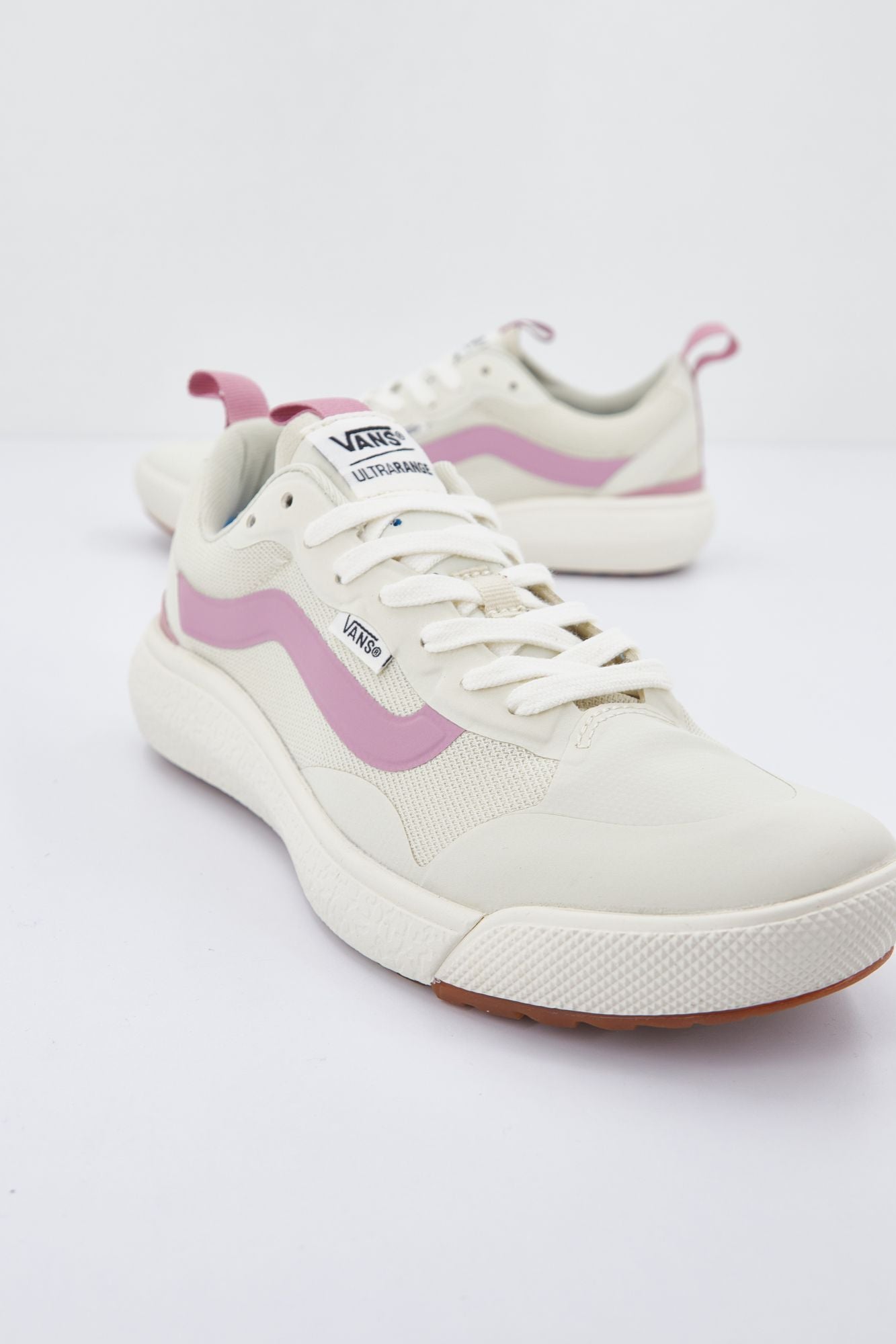 VANS  UA ULTRARANGE en color BLANCO (3)