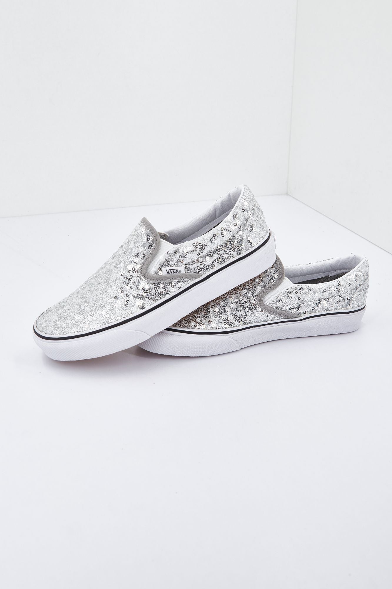 VANS  UA CLASSIC en color PLATA (2)