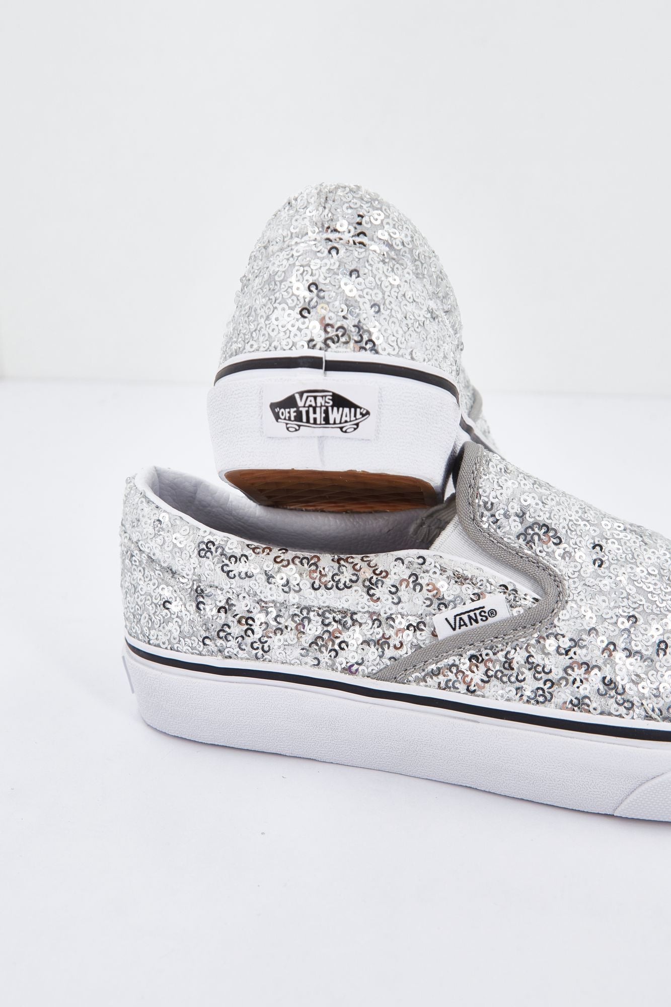 VANS  UA CLASSIC en color PLATA (4)