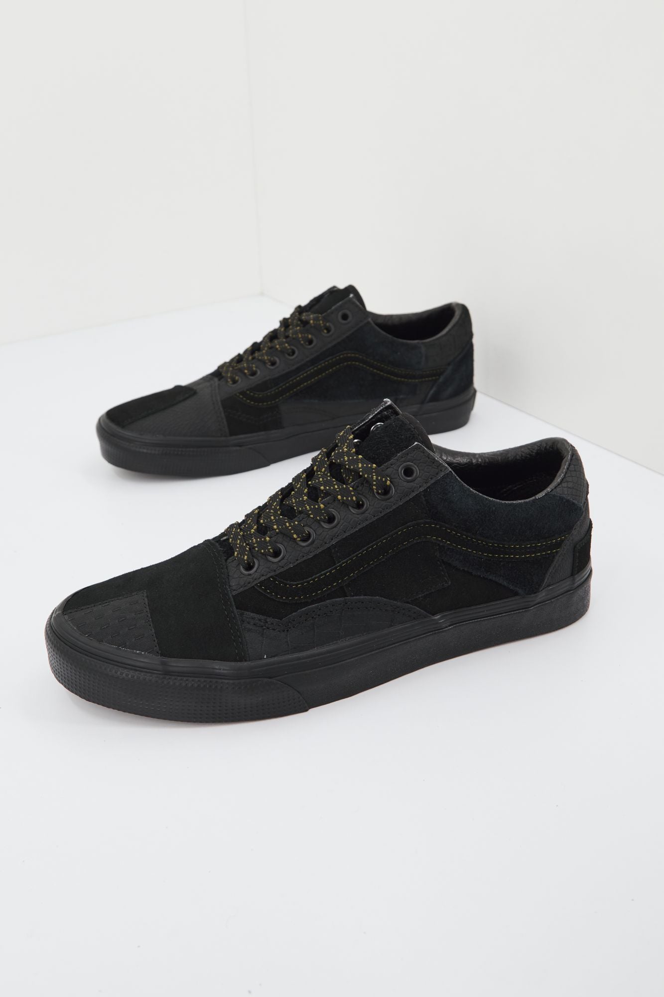 VANS VN0A7Q4P1OJ1 en color NEGRO (1)