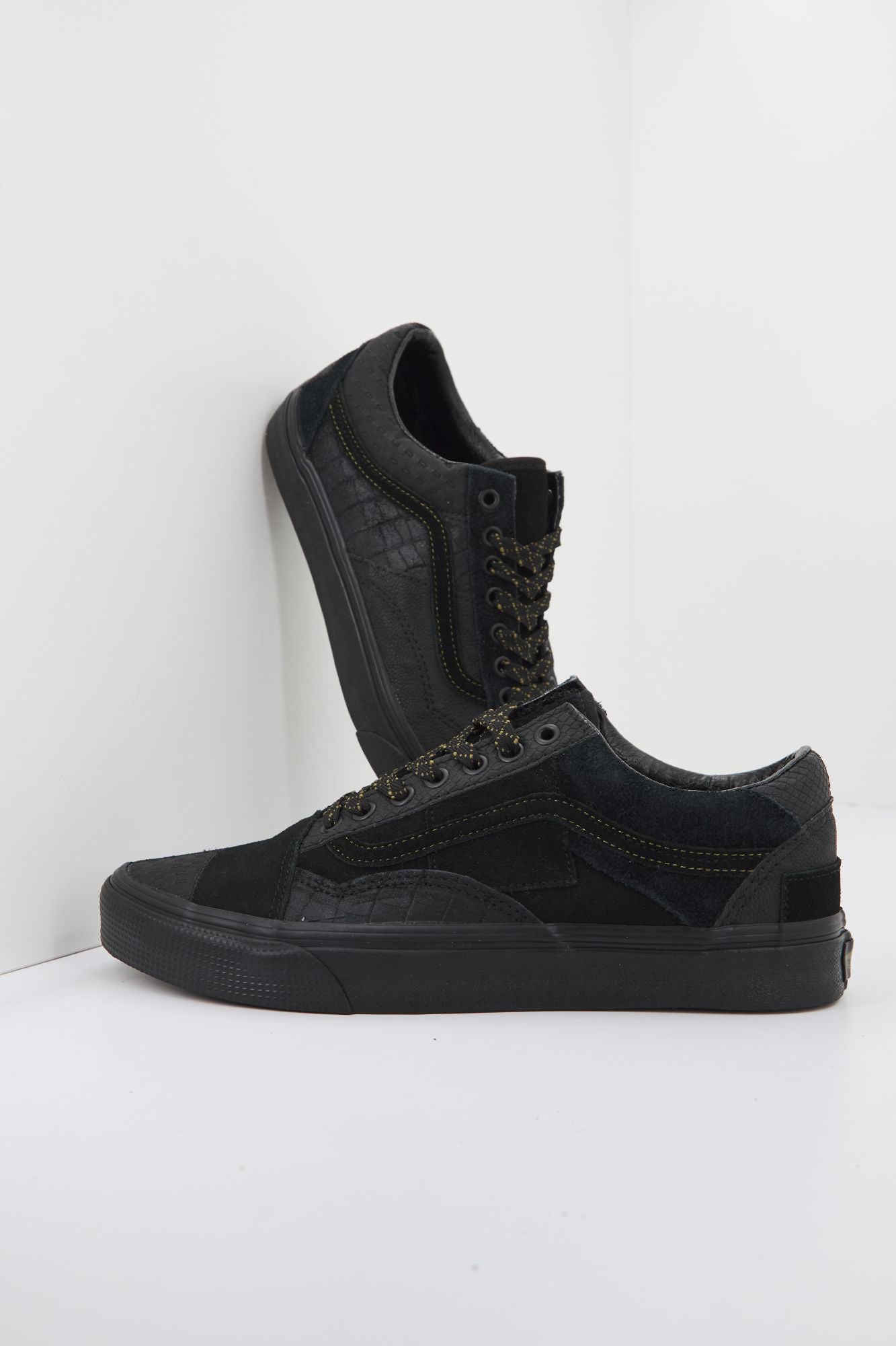 VANS VN0A7Q4P1OJ1 en color NEGRO (3)
