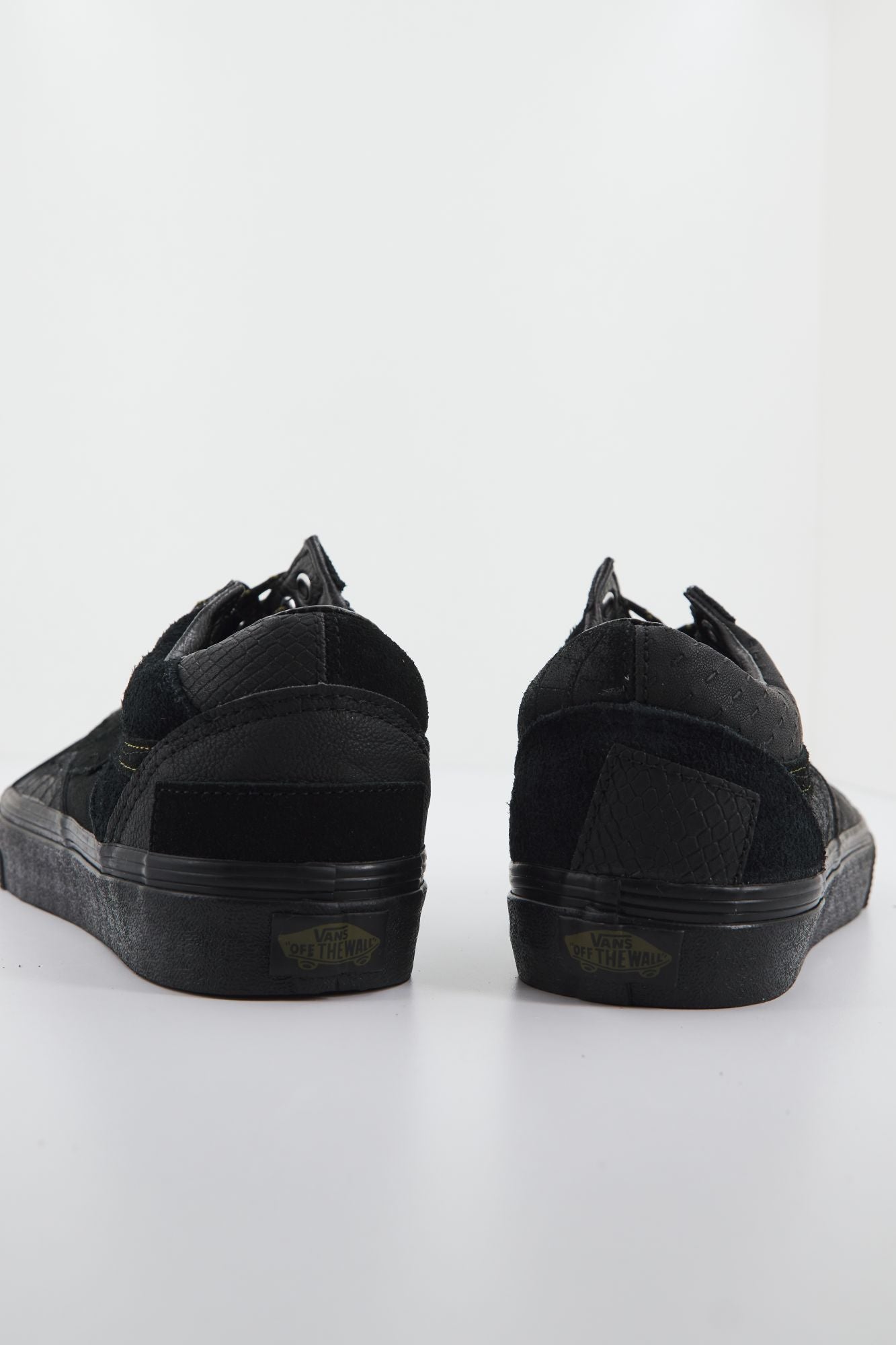 VANS VN0A7Q4P1OJ1 en color NEGRO (4)